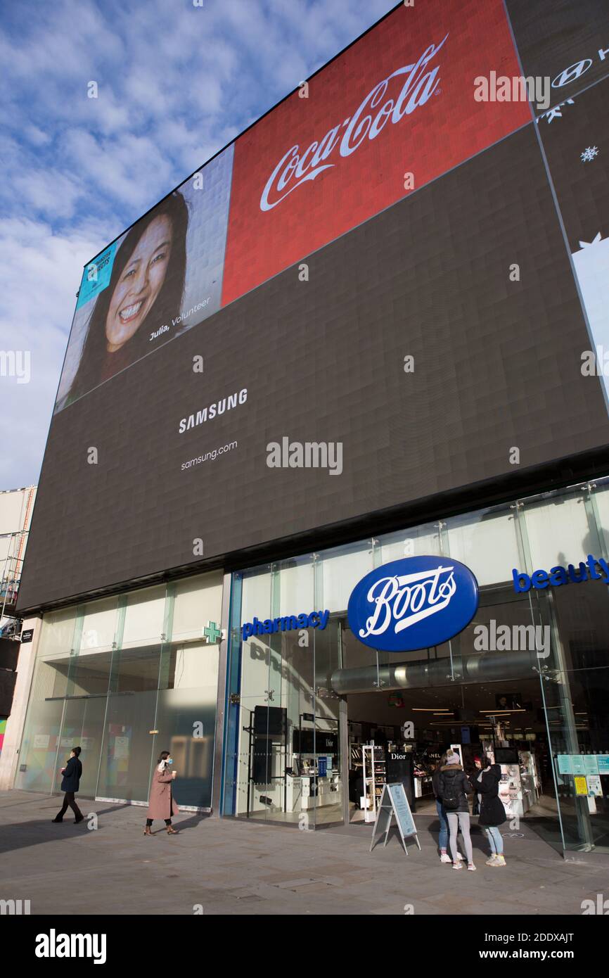 London, Großbritannien. November 2020. Stände Apotheke in Piccadilly während der zweiten Sperre.London wird in Tier 2 Einschränkungen gesetzt werden, wenn Englands nationale Sperre zu einem Ende kommt, da alle nicht wesentlichen Geschäfte bis 2. Dezember geschlossen sein. Kredit: SOPA Images Limited/Alamy Live Nachrichten Stockfoto