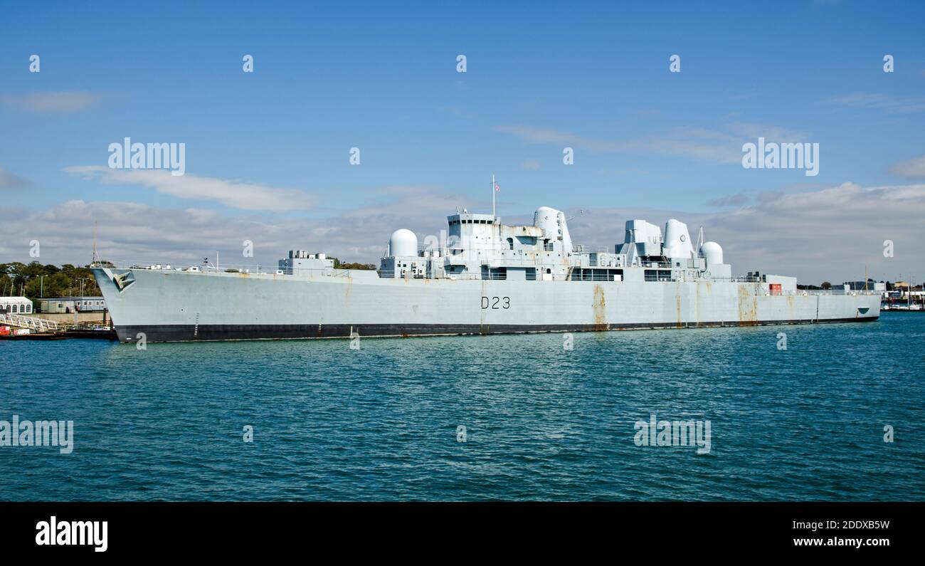 Portsmouth, Großbritannien - 8. September 2020: Das Royal Navy Schlachtschiff HMS Bristol liegt an einem sonnigen Tag in Portsmouth Harbour, Hampshire. Typ 82 Destroy Stockfoto