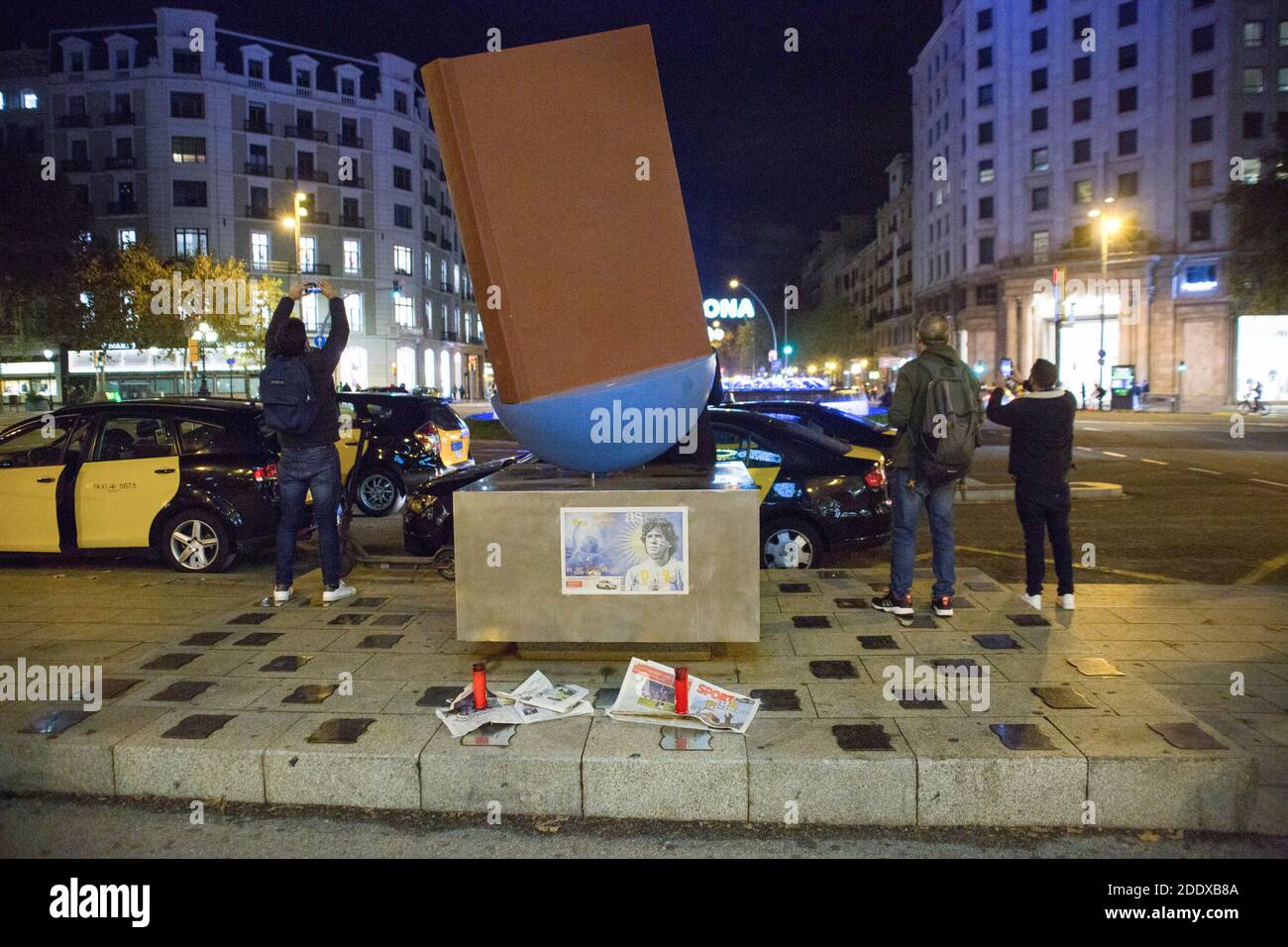 Barcelona, Spanien. November 2020. Ein Altar mit Kerzen zum Gedenken an den verstorbenen Diego Maradona in Barcelona. Der argentinische Fußballspieler Diego Armando Maradona starb am vergangenen Mittwoch. Kredit: SOPA Images Limited/Alamy Live Nachrichten Stockfoto