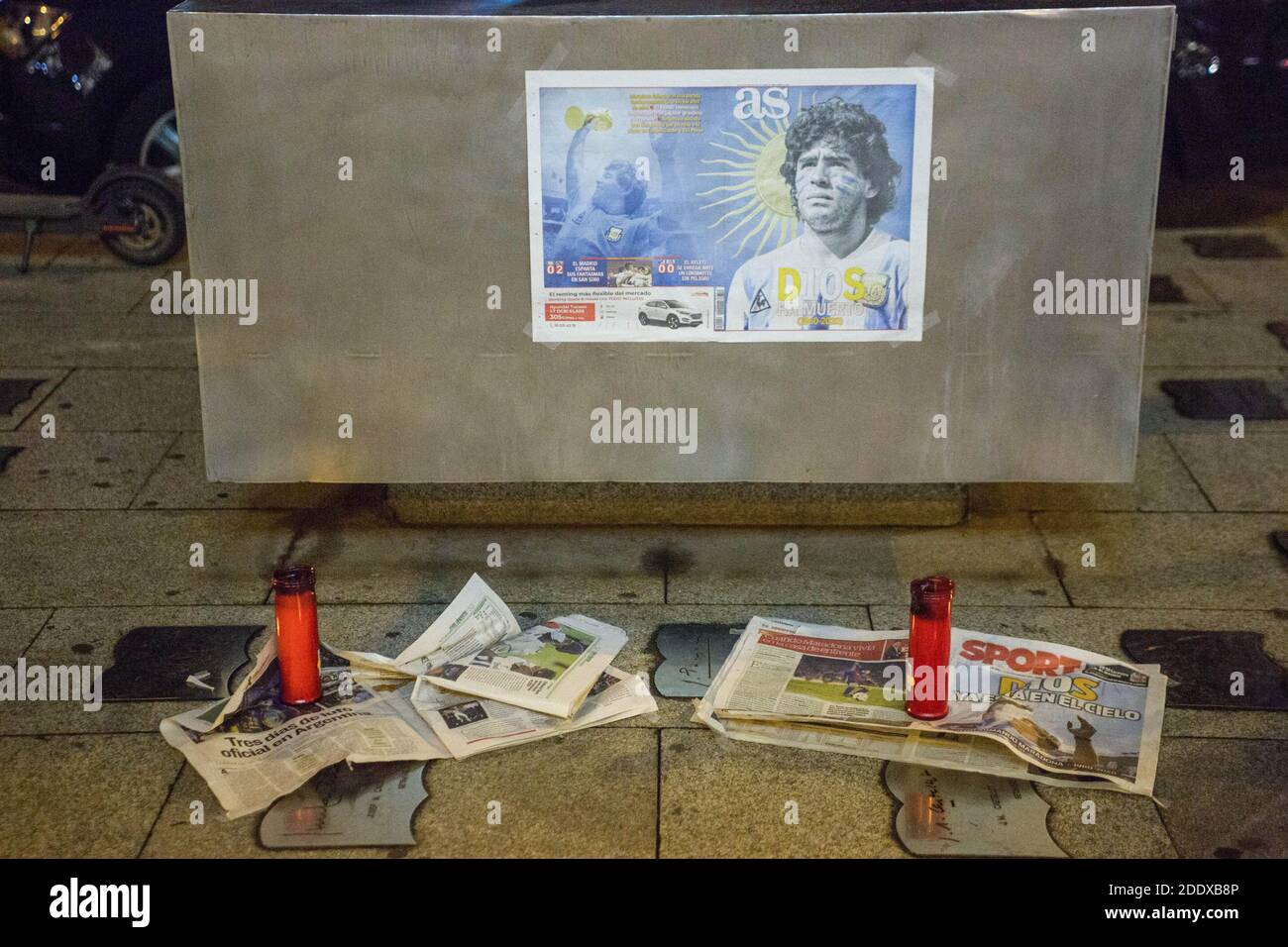 Barcelona, Spanien. November 2020. Ein Altar mit Kerzen zum Gedenken an den verstorbenen Diego Maradona in Barcelona. Der argentinische Fußballspieler Diego Armando Maradona starb am vergangenen Mittwoch. Kredit: SOPA Images Limited/Alamy Live Nachrichten Stockfoto