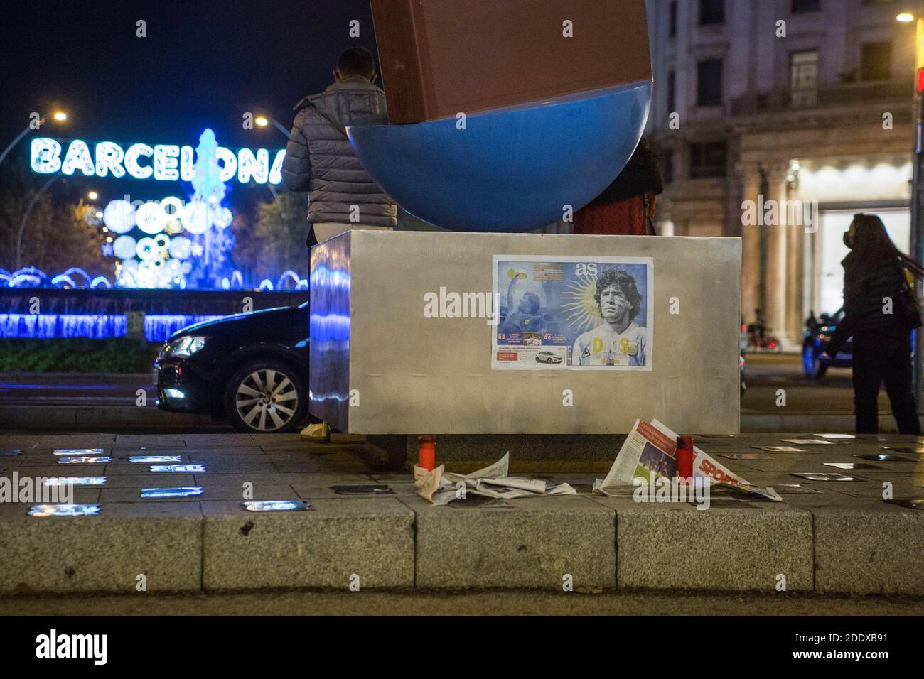 Barcelona, Spanien. November 2020. Ein Altar mit Kerzen zum Gedenken an den verstorbenen Diego Maradona in Barcelona. Der argentinische Fußballspieler Diego Armando Maradona starb am vergangenen Mittwoch. Kredit: SOPA Images Limited/Alamy Live Nachrichten Stockfoto