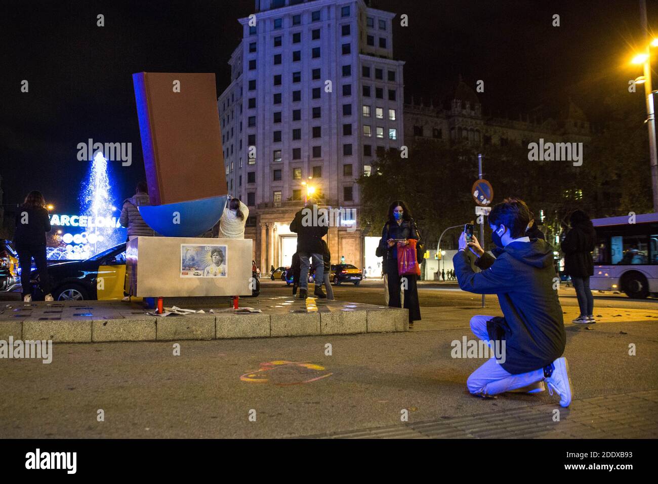 Barcelona, Spanien. November 2020. Der Mensch macht Fotos von Maradona-Bildern. Der argentinische Fußballspieler Diego Armando Maradona starb am vergangenen Mittwoch. Kredit: SOPA Images Limited/Alamy Live Nachrichten Stockfoto