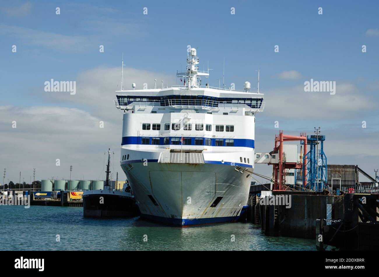 Portsmouth, Großbritannien - 8. September 2020: Sehen Sie sich das Prow der Normandie an, einer Passagierfähre, die von Brittany Ferries betrieben wird und an der festgemacht ist Stockfoto