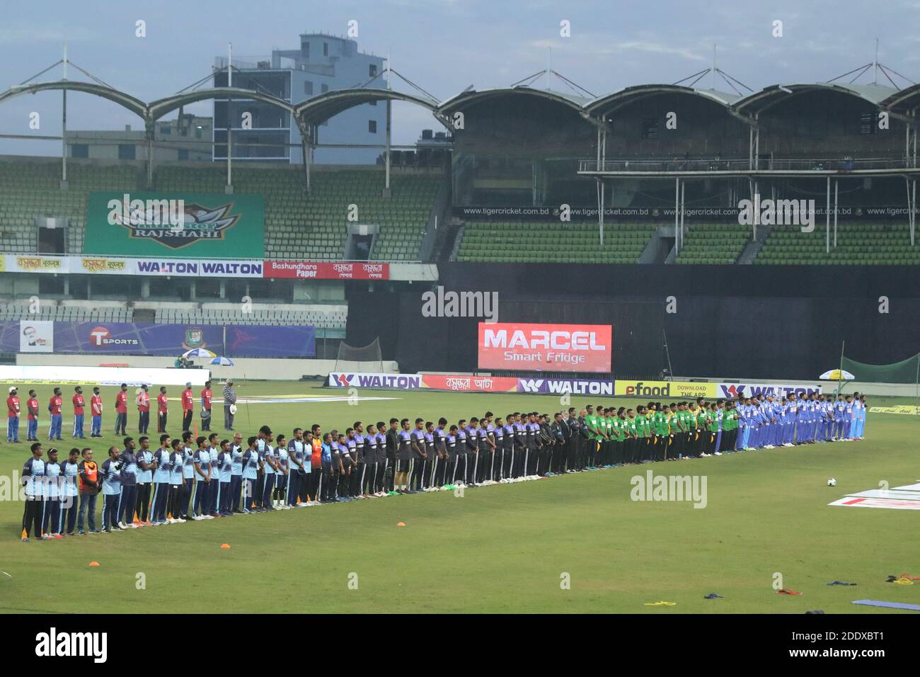 Dhaka, Bangladesch. November 2020. Die teilnehmenden Teams stehen für eine zweiminütige Schweigeminute für die verstorbene Seele von Diego Maradona an, der im Alter von 60 Jahren an einem Herzinfarkt verstorben ist. Während der Bangabandhu T20 Cup 2020 in Sher e Bangla National Cricket Stadium. Kredit: SOPA Images Limited/Alamy Live Nachrichten Stockfoto