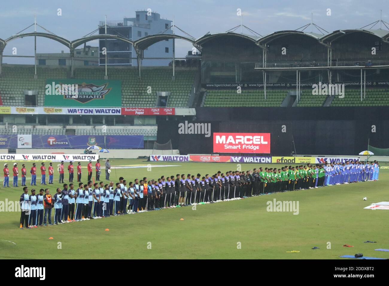 Dhaka, Bangladesch. November 2020. Die teilnehmenden Teams stehen für eine zweiminütige Schweigeminute für die verstorbene Seele von Diego Maradona an, der im Alter von 60 Jahren an einem Herzinfarkt verstorben ist. Während der Bangabandhu T20 Cup 2020 in Sher e Bangla National Cricket Stadium. Kredit: SOPA Images Limited/Alamy Live Nachrichten Stockfoto