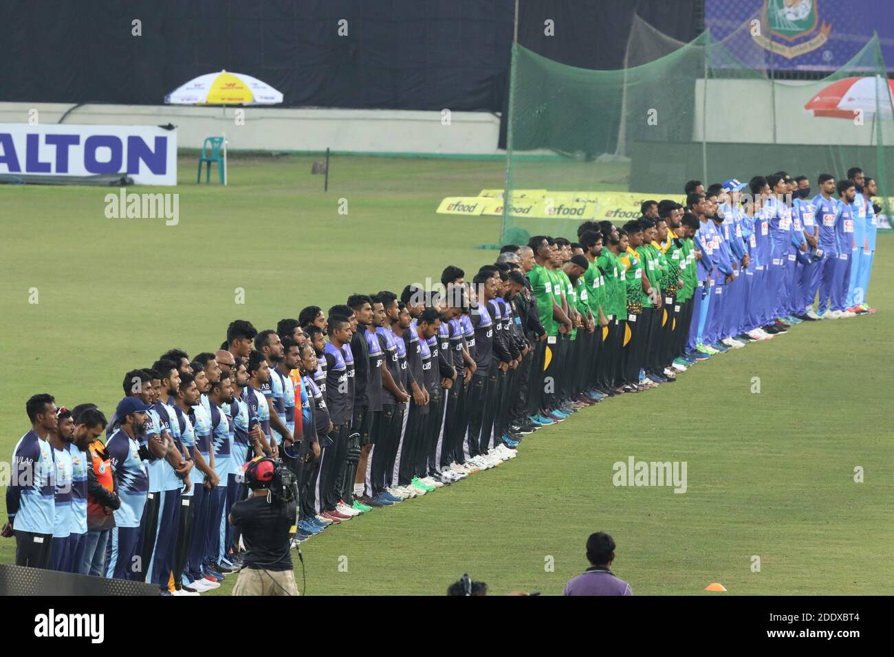 Dhaka, Bangladesch. November 2020. Die teilnehmenden Teams stehen für eine zweiminütige Schweigeminute für die verstorbene Seele von Diego Maradona an, der im Alter von 60 Jahren an einem Herzinfarkt verstorben ist. Während der Bangabandhu T20 Cup 2020 in Sher e Bangla National Cricket Stadium. Kredit: SOPA Images Limited/Alamy Live Nachrichten Stockfoto