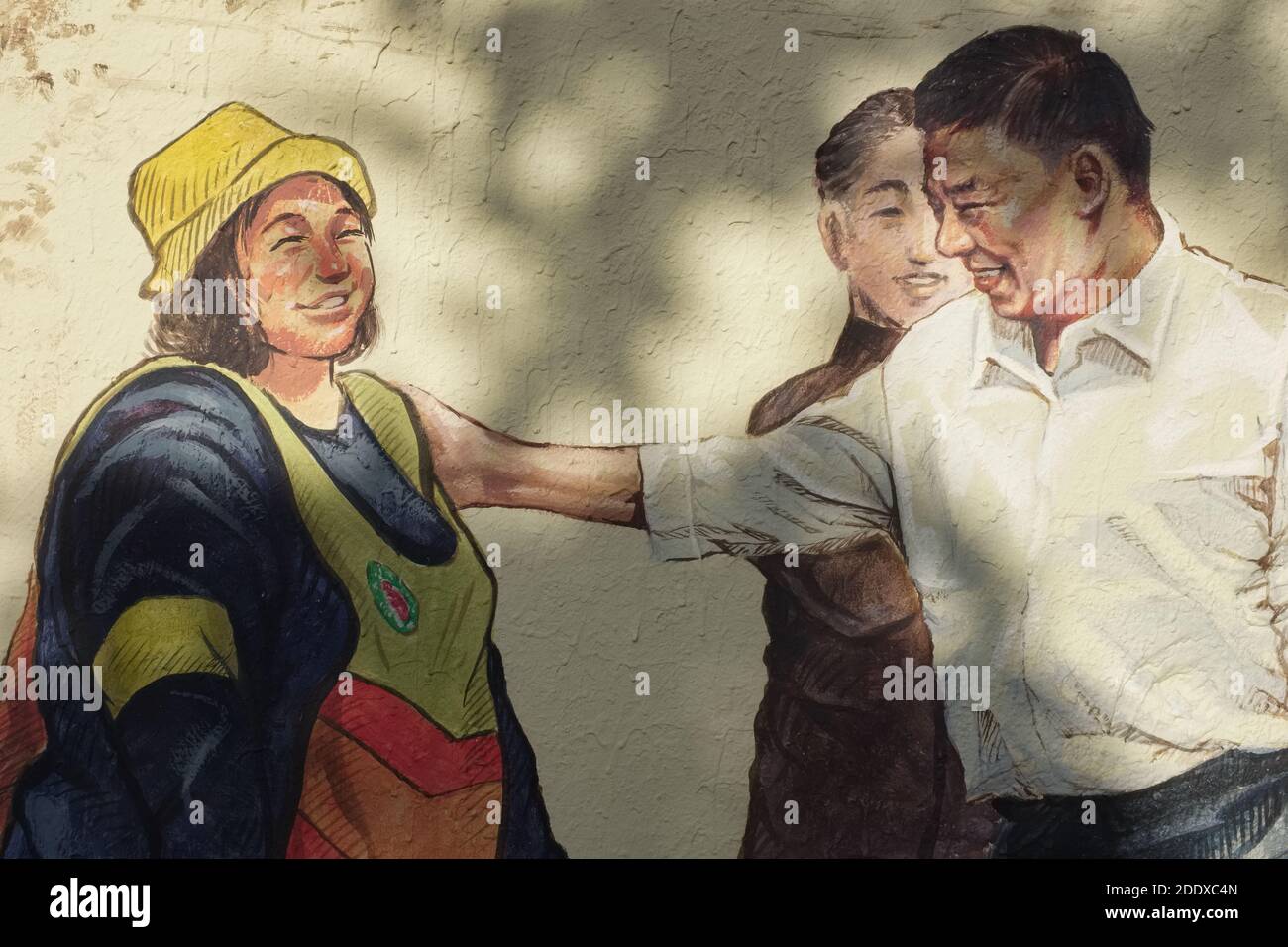 Wandgemälde an der Ong Ang Walking Street von Klong Ong und in Chinatown/Phahurat in Bangkok, Thailand, zeigt Stadtbeamte, die einem Straßenräuter danken Stockfoto