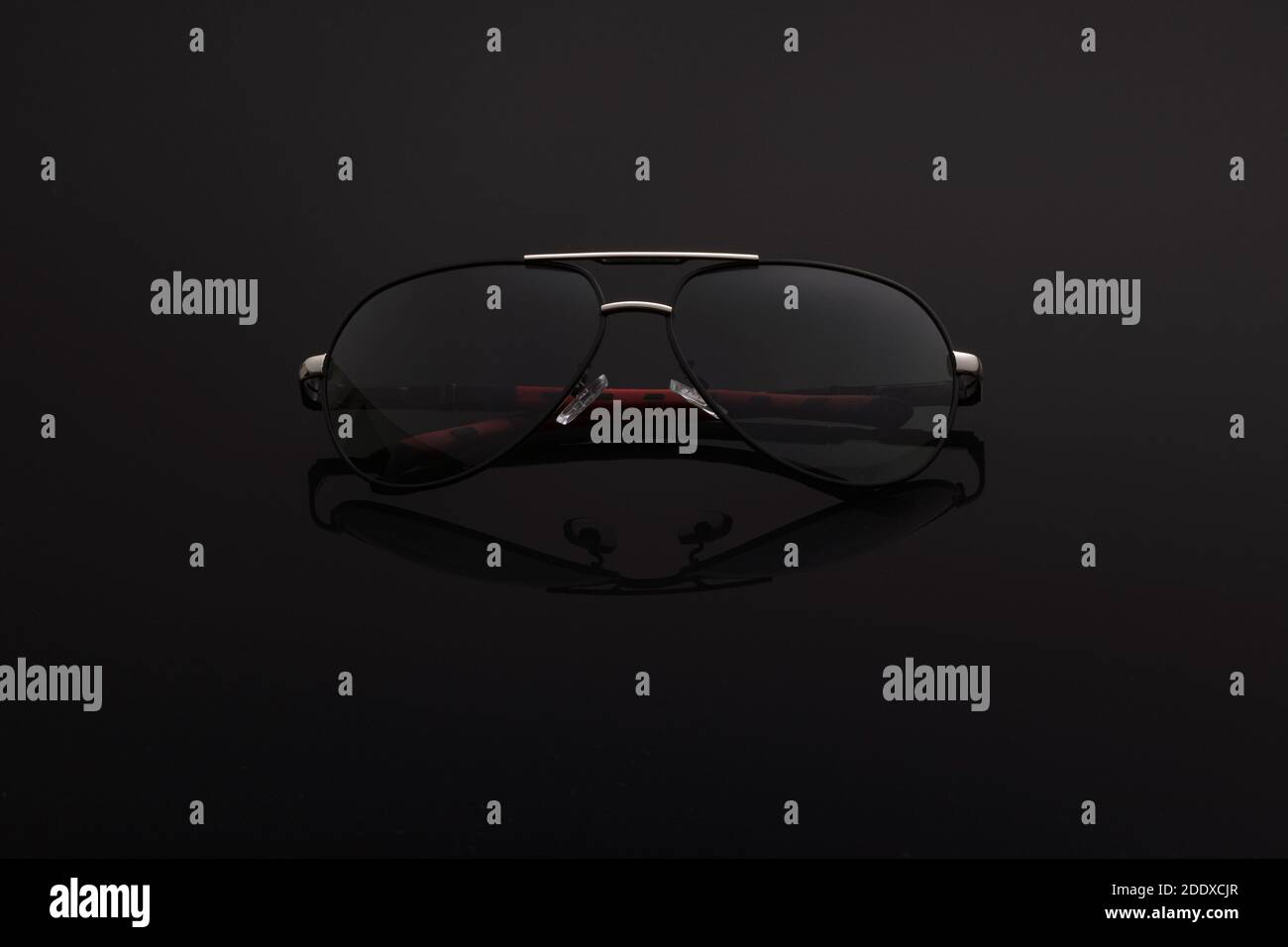 Modische schwarze Fliegerbrille auf dunklem Hintergrund. Stockfoto
