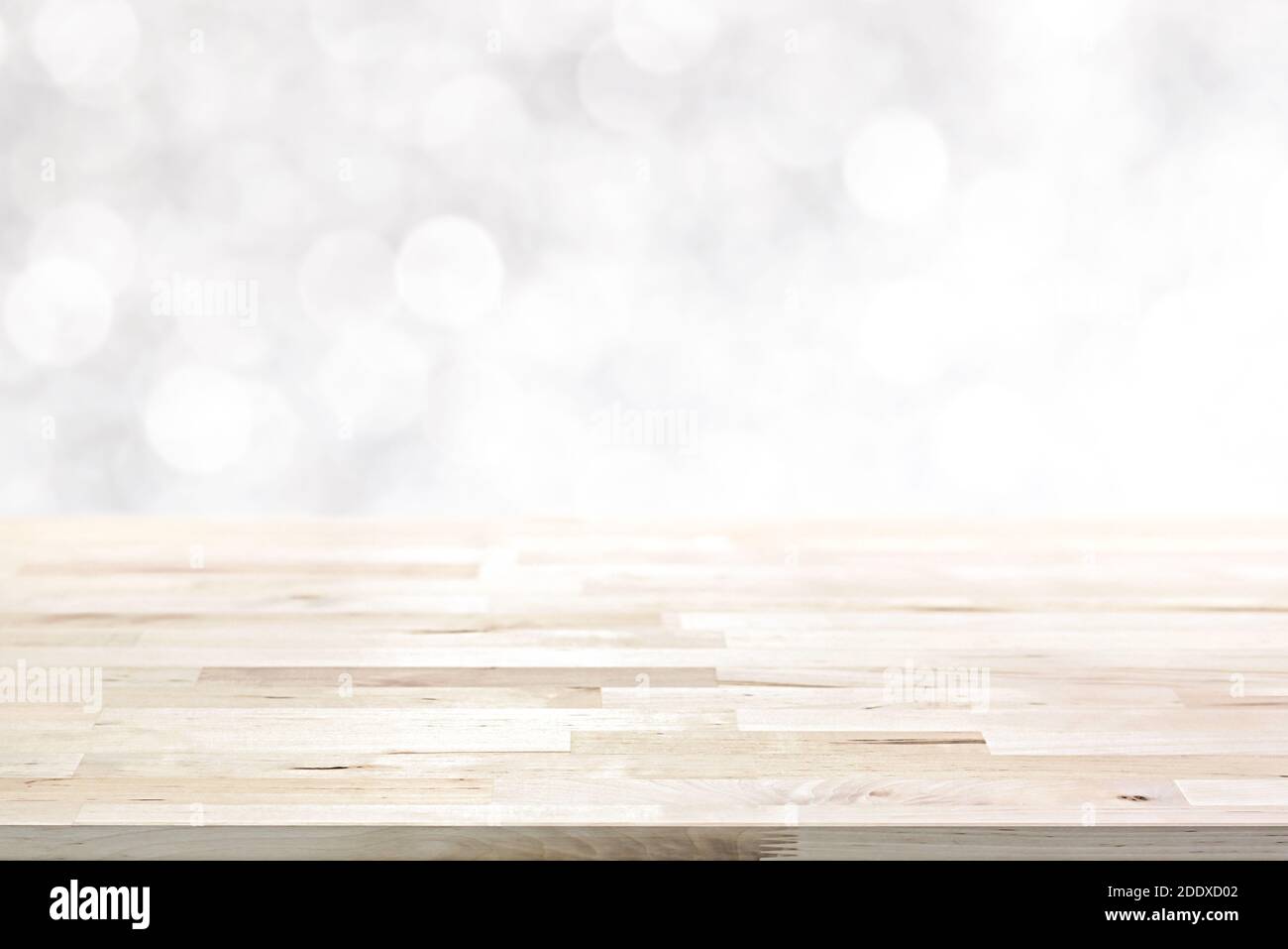 Holztischplatte auf abstrakten weißen Bokeh, Weihnachten und festliche Thema Hintergrund Stockfoto