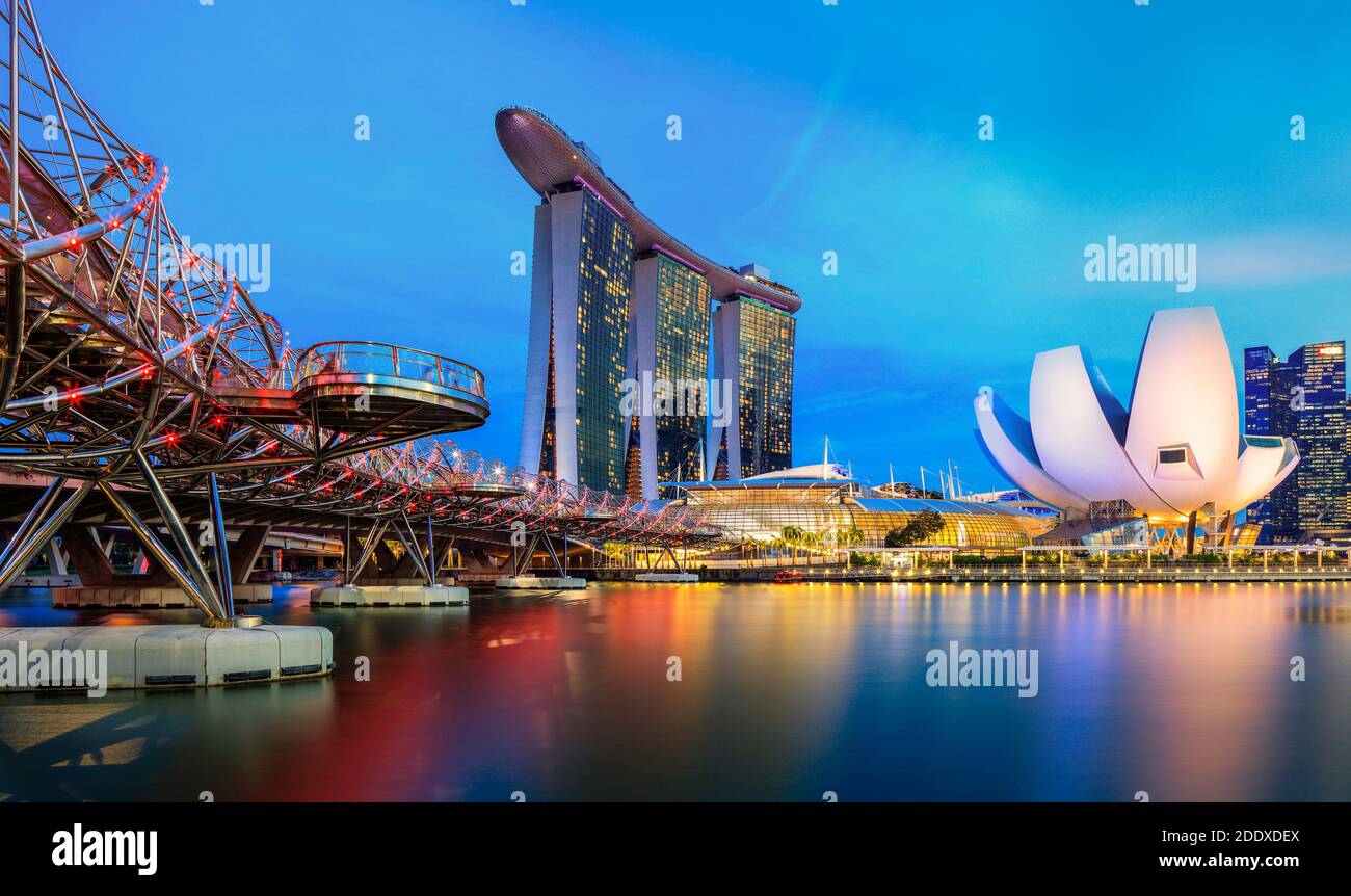 Die Helix Bridge mit dem Marina Bay Sands im Hintergrund. Stockfoto