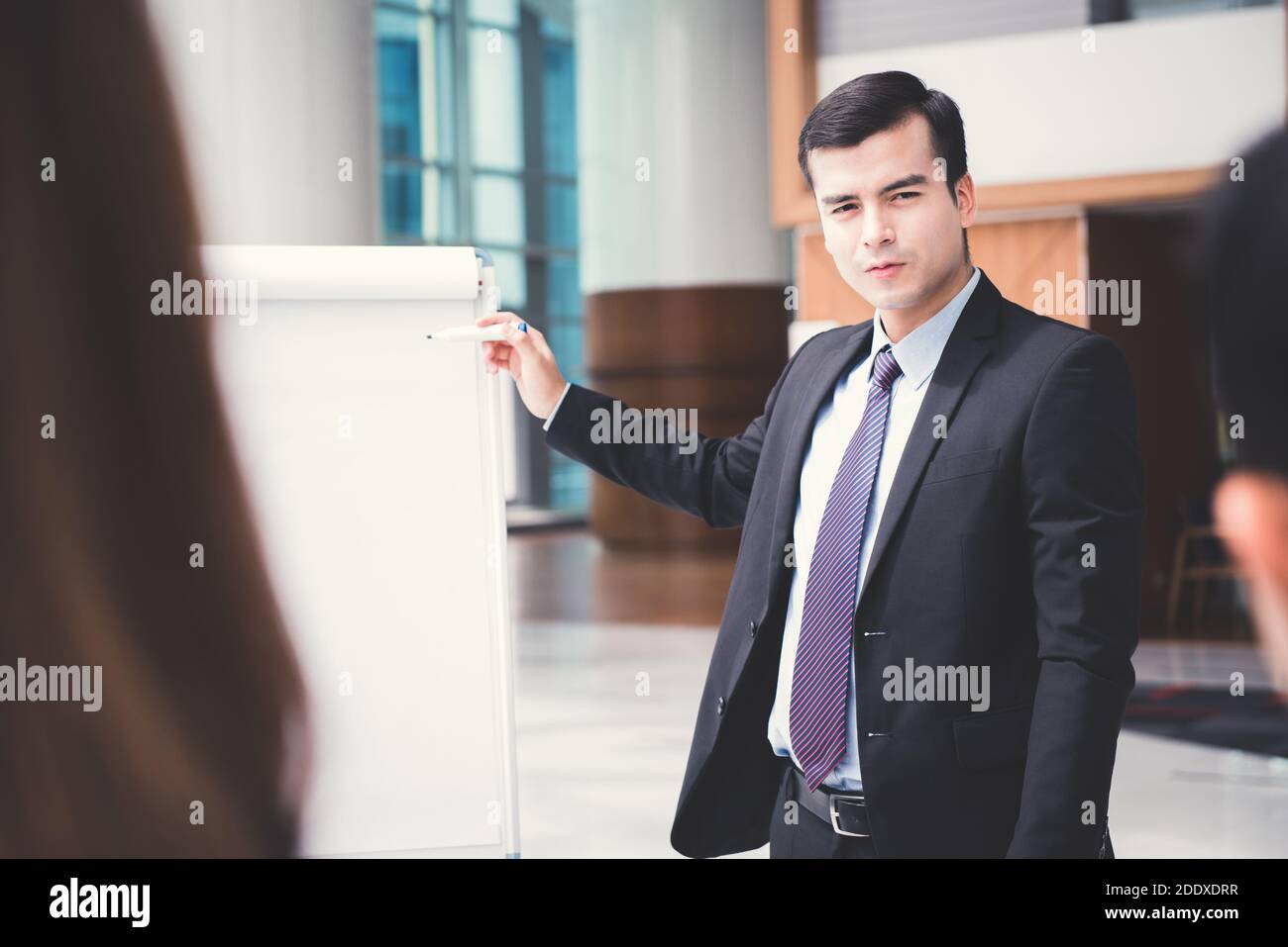 Junger Geschäftsmann als Meeting Leader präsentiert seine Arbeit Stockfoto
