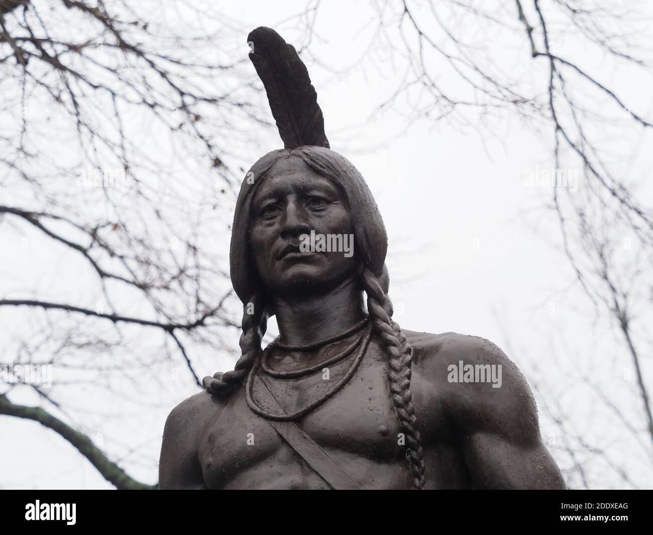 Plymouth, Massachusetts, USA. November 2020. Diese Statue von Ousamequin, dem Massasoit oder Führer der Wampanoag, als die Pilger 1620 in Patuxet ankamen, steht auf dem ColeÃs Hügel gegenüber dem Plymouth Rock und dem Plymouth Hafen. Es wurde vom Bildhauer Cyrus E. Dallin entworfen. Patuxet wurde bekannt als die englische Kolonie von Plymouth. Quelle: Sue Dorfman/ZUMA Wire/Alamy Live News Stockfoto