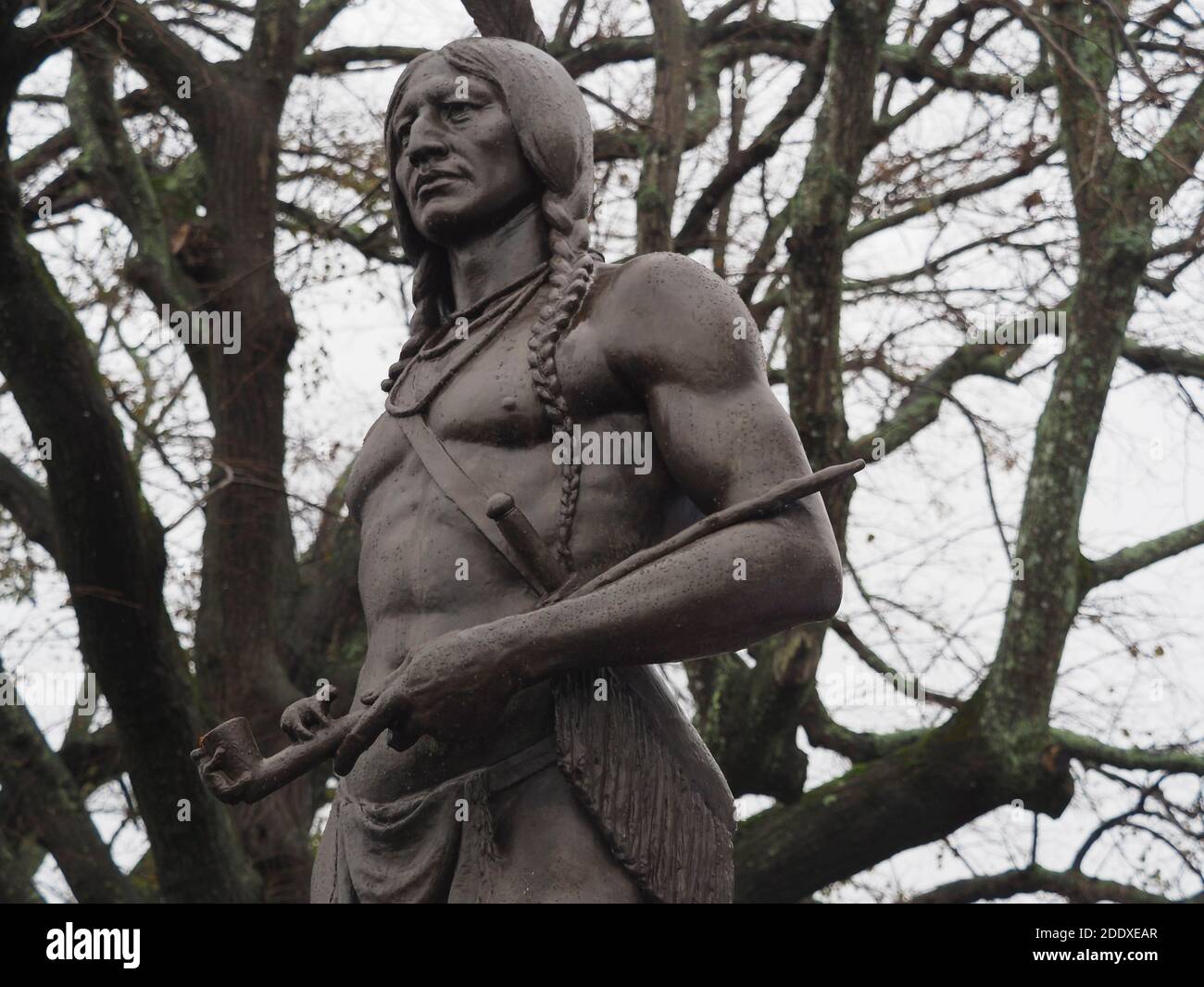 Plymouth, Massachusetts, USA. November 2020. Diese Statue von Ousamequin, dem Massasoit oder Führer der Wampanoag, als die Pilger 1620 in Patuxet ankamen, steht auf dem ColeÃs Hügel gegenüber dem Plymouth Rock und dem Plymouth Hafen. Es wurde vom Bildhauer Cyrus E. Dallin entworfen. Patuxet wurde bekannt als die englische Kolonie von Plymouth. Quelle: Sue Dorfman/ZUMA Wire/Alamy Live News Stockfoto