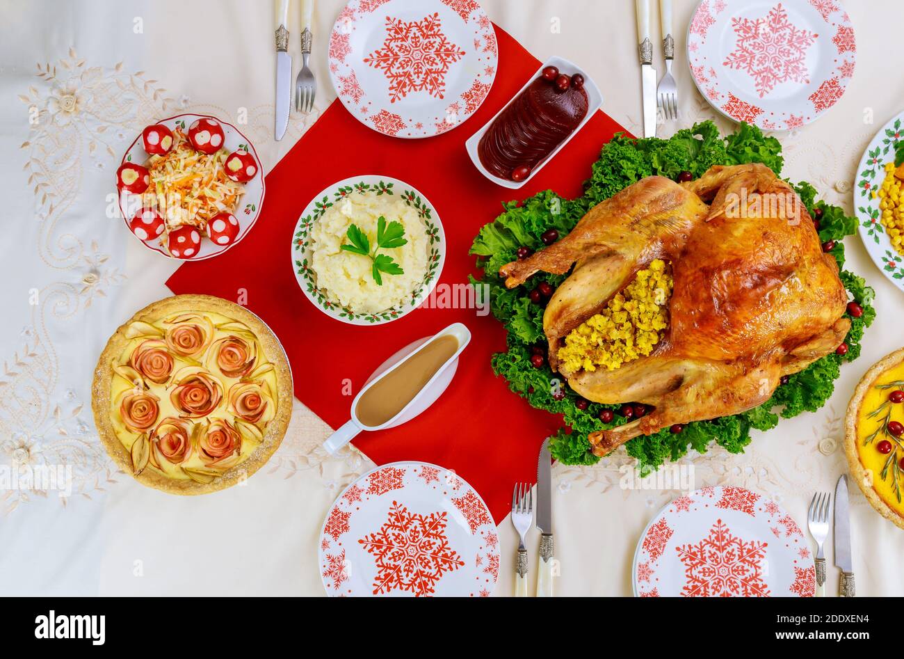 Weihnachts- oder Neujahrsdinner mit gebratenem truthahn und traditionellen Gerichten. Draufsicht. Stockfoto