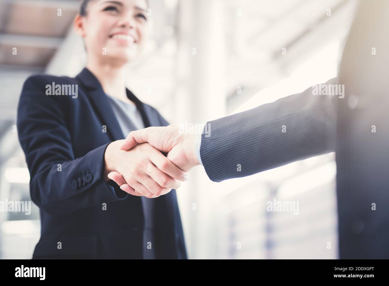 Geschäftsfrau macht Handshake mit einem Geschäftsmann -Begrüßung, Umgang, Fusion und Akquisition Konzepte Stockfoto