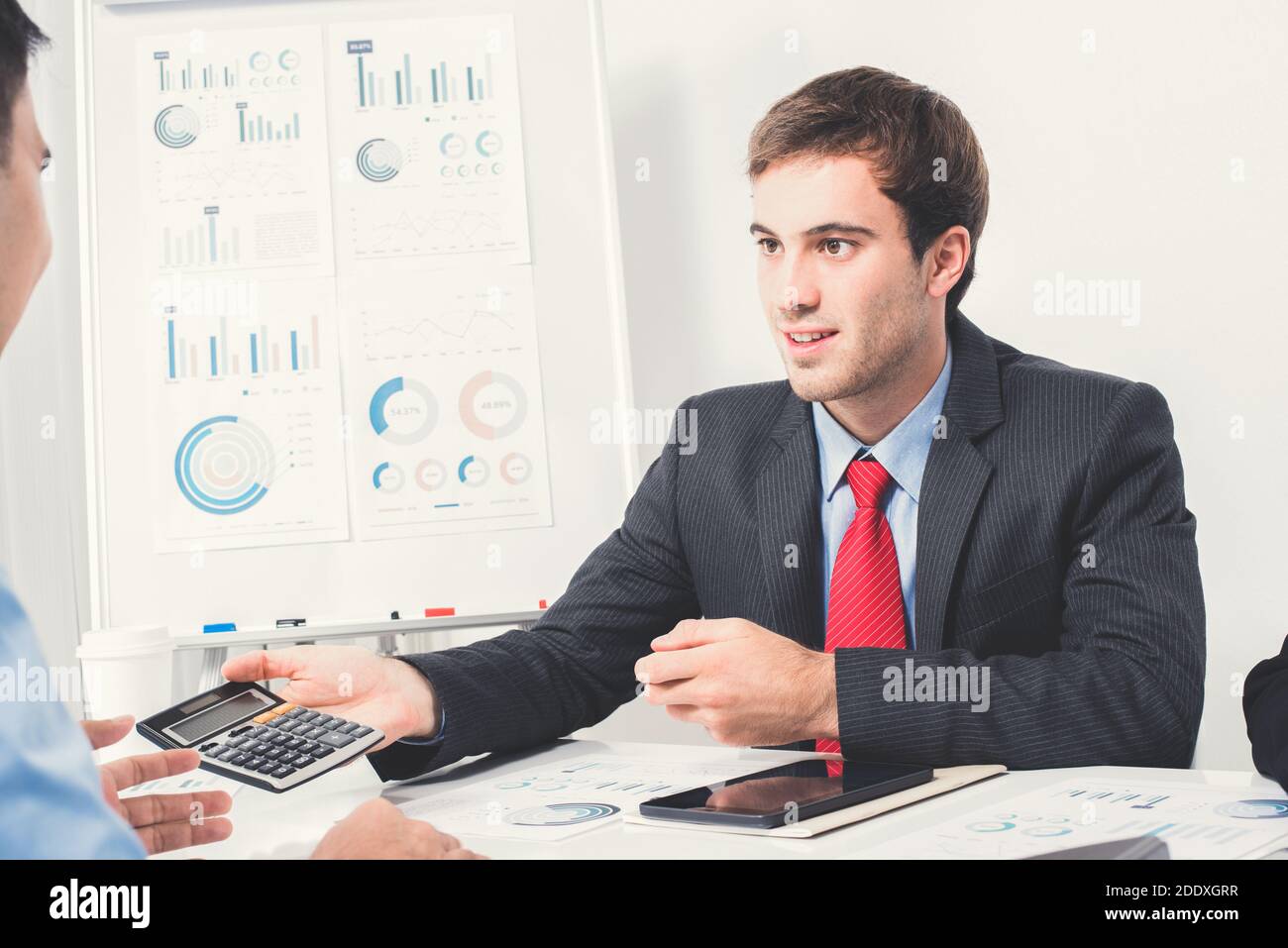 Junger Geschäftsmann in der Sitzung Stockfoto