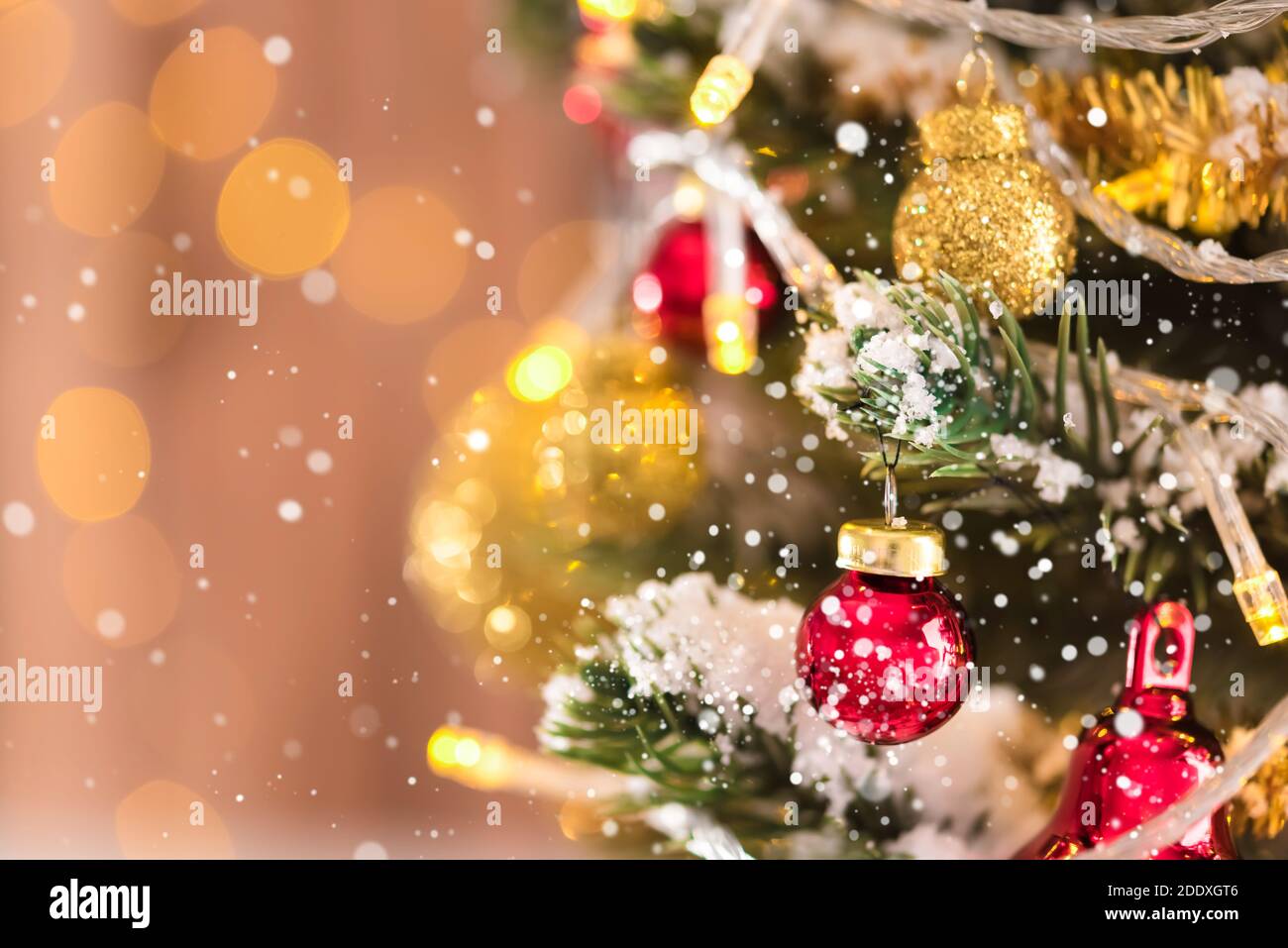 Glänzend glitzernde Zierkugeln und Ornamente am Weihnachtsbaum Stockfoto