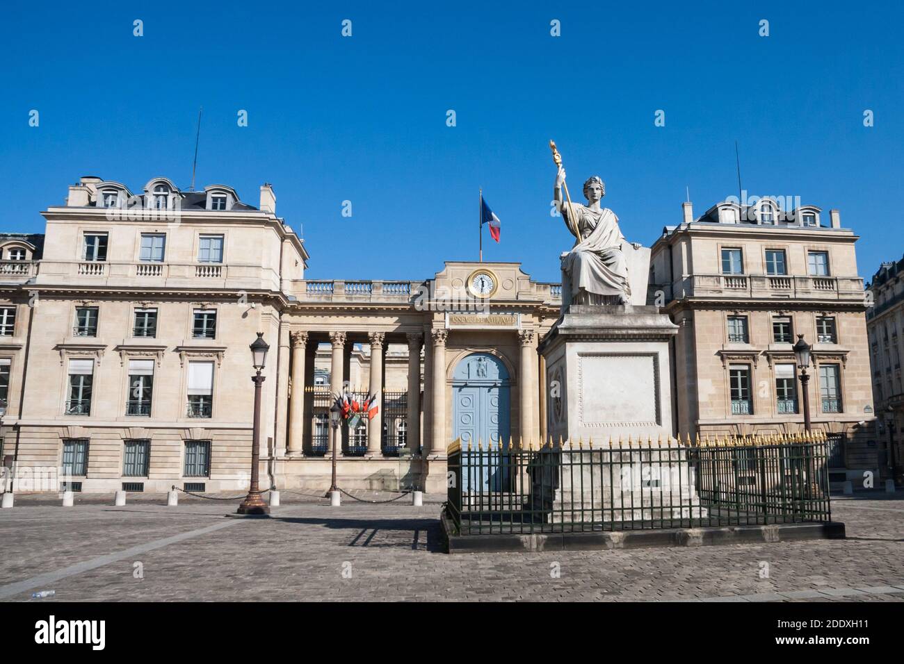 Französische Nationalversammlung oder Palais Bourbon (Bourbon Palast) Hintereingang in der Rue de l'Universite (Universitätsstraße) mit Rechtsstatue in Paris, Frankreich. Stockfoto