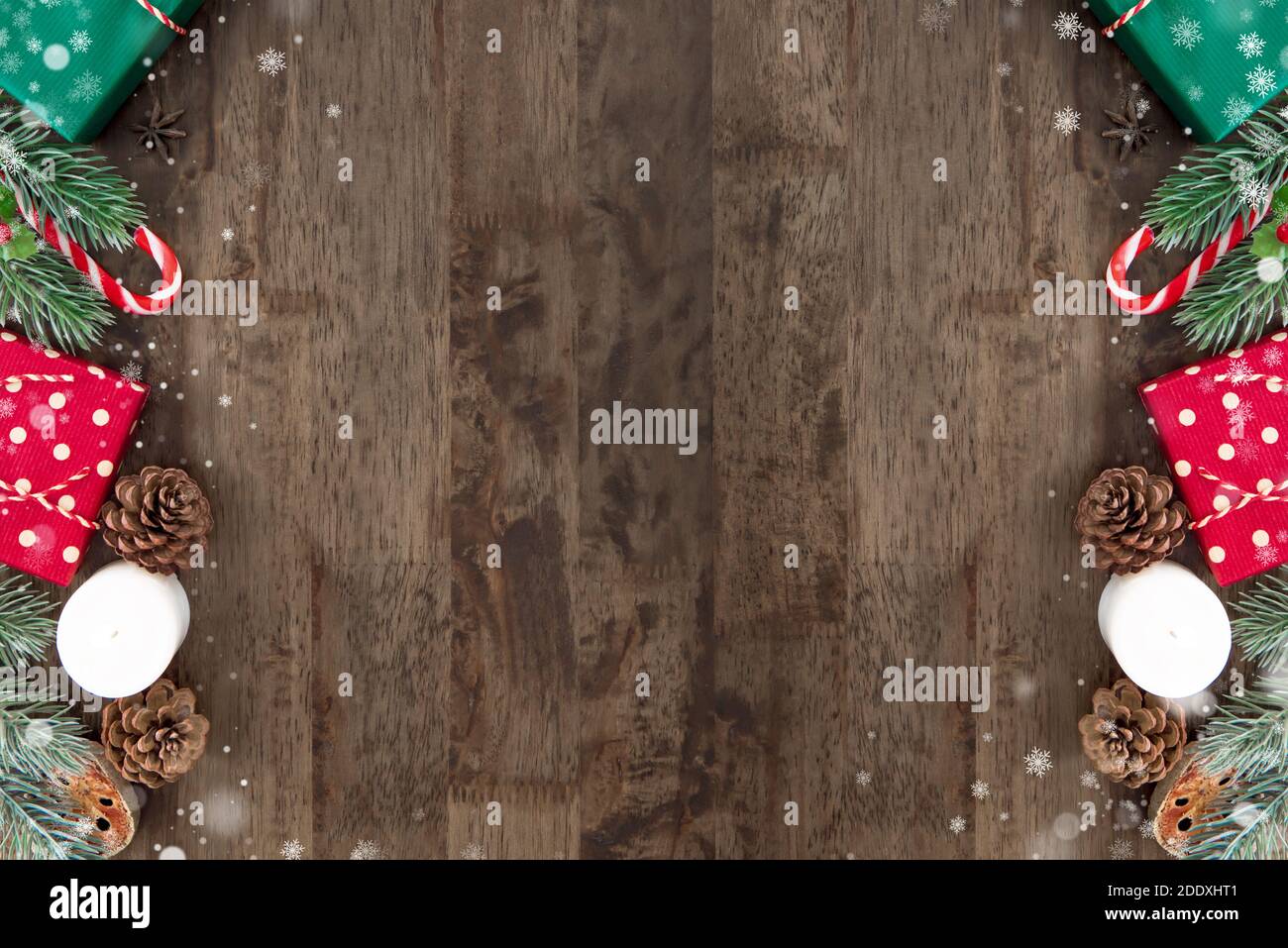 Holzplatte Hintergrund mit leerem Raum in der Mitte und bunte Geschenkboxen mit Weihnachtsdekoration Artikel am Rand, Draufsicht Stockfoto