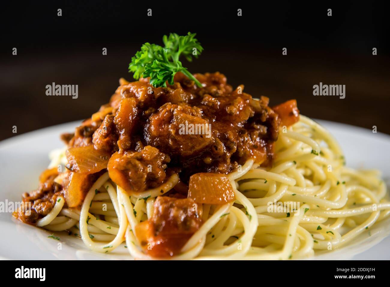 Nahaufnahme von hausgemachten leckeren italienischen Spaghetti mit Bolognese Fleisch Sauce und Petersilie darauf Stockfoto