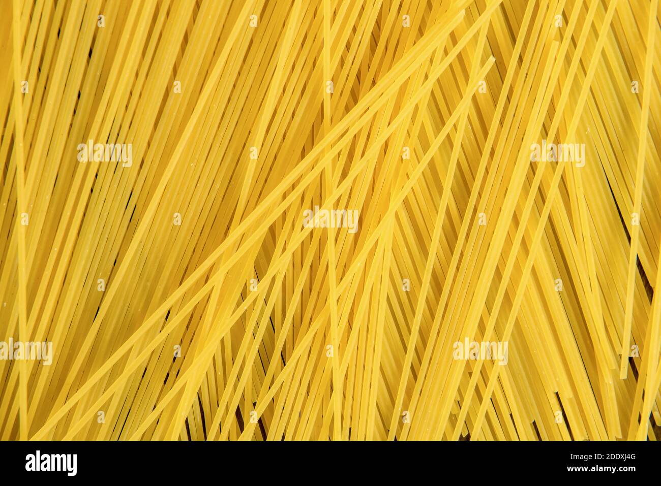 Gelbe ungekochte Nudel rohe Spaghetti Pasta Vorbereitung für das Essen Kochen, Draufsicht Stockfoto