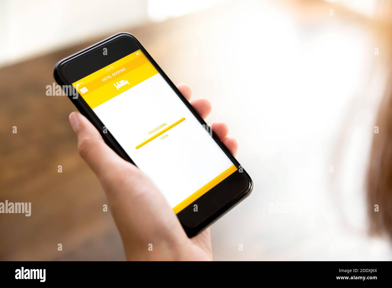 Frau Hand hält Smartphone zeigt Suche Verarbeitung Bildschirm während der Buchung Hotel online über Anwendung Stockfoto
