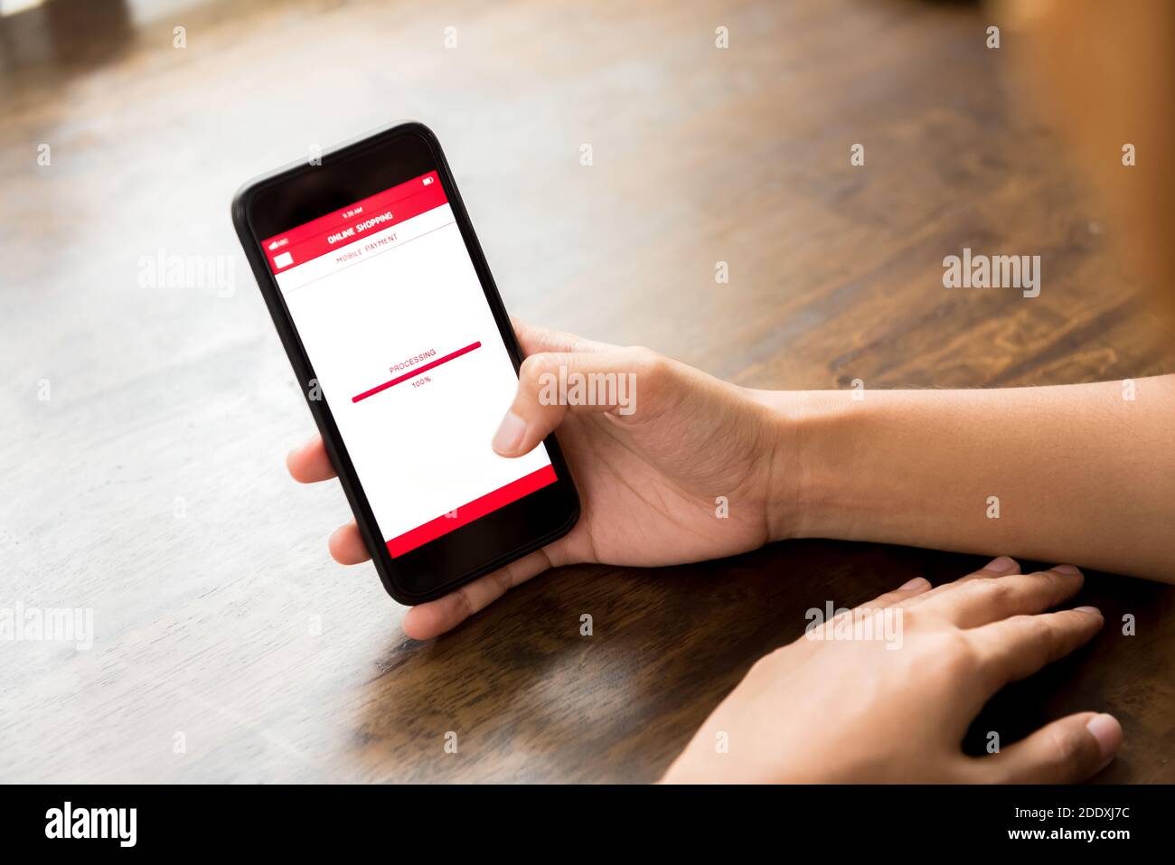 Frau Hand hält Smartphone zeigt Suche Verarbeitung Bildschirm beim Einkaufen Online über Bewerbung zu Hause Stockfoto