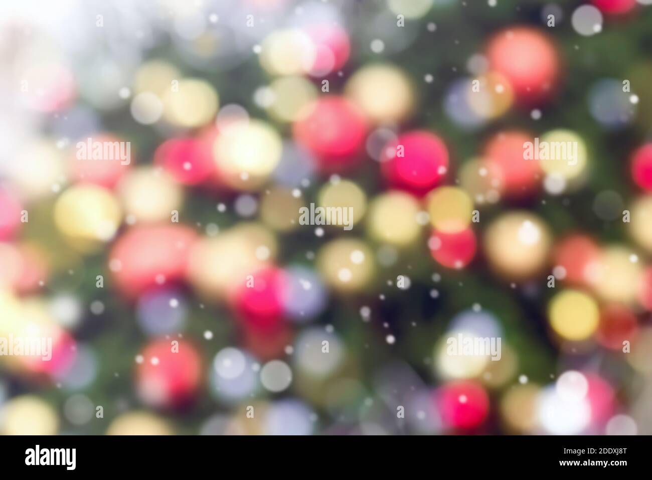 Abstrakte festliche bunte Bokeh Hintergrund aus dekorativem Licht auf Weihnachten Baum mit Schnee-Effekt Stockfoto