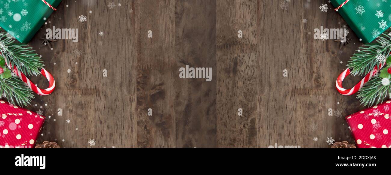 Bunte Geschenk-Boxen und Dekoration Artikel auf Holztisch an der Grenze, Weihnachten Grenze Design Banner Hintergrund Stockfoto