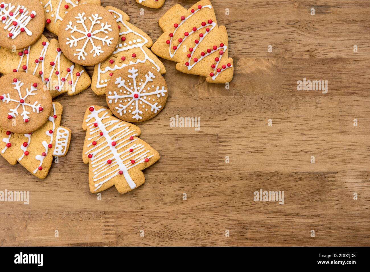 Verzierte Weihnachts Lebkuchen Cookies auf Holz Hintergrund, Draufsicht Bordüre Design mit Kopierraum Stockfoto