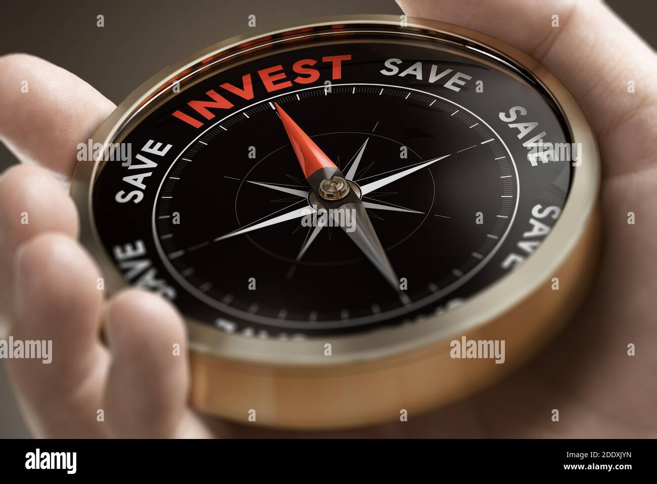 Hand hält einen konzeptionellen Kompass mit den Worten investieren oder sparen. Anlagestrategie Konzept. Zusammengesetztes Bild zwischen einer Handfotografie und einem 3D-Backg Stockfoto