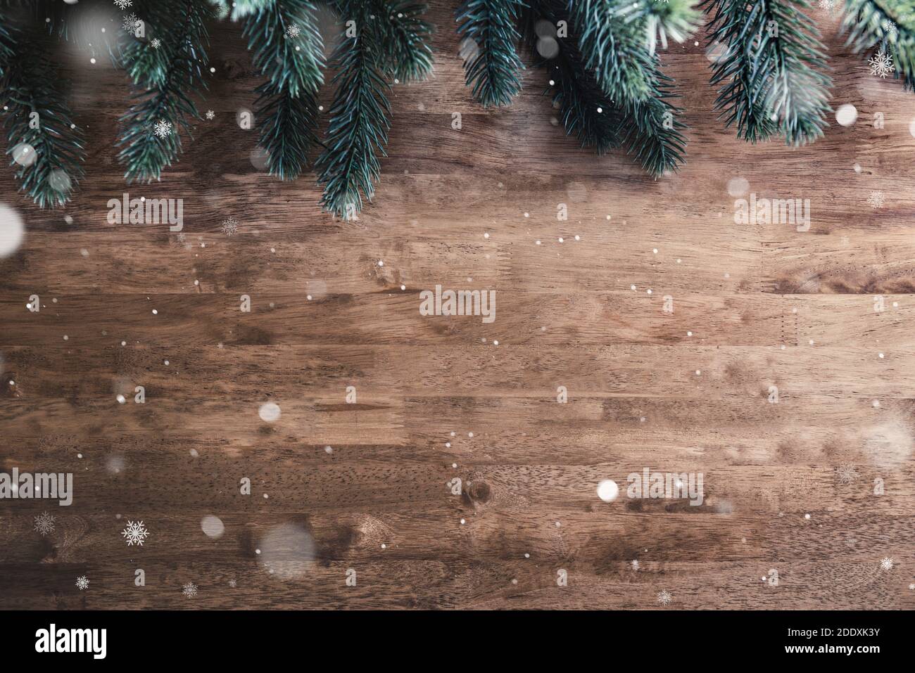 Grüne Kiefernblätter und Schnee auf Holztisch, Draufsicht Rand Gestalten Sie Weihnachten Hintergrund mit Kopierer Platz Stockfoto