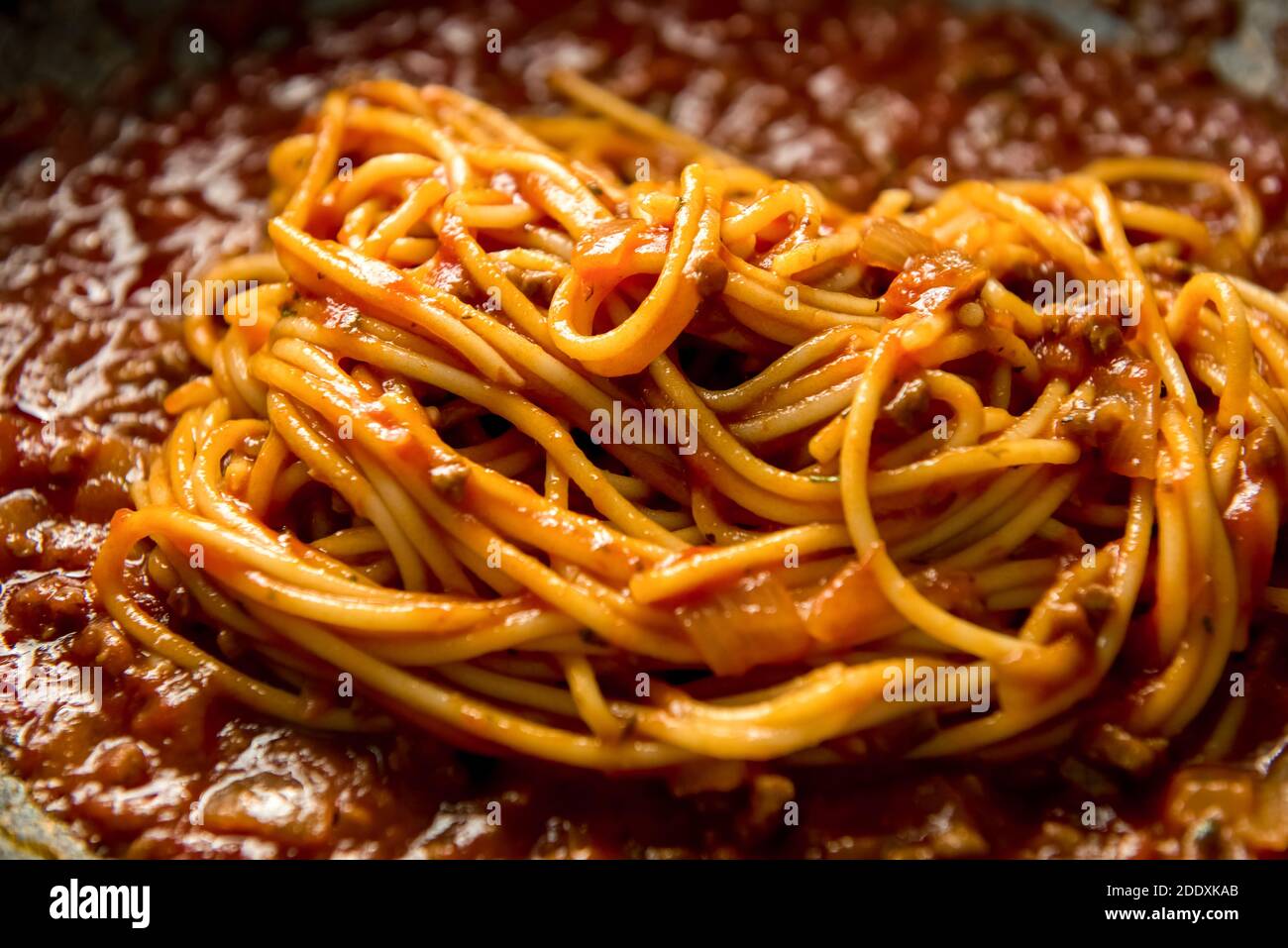 Hausgemachte leckere italienische Bolognese Spaghetti mit Hackfleisch in der Schwenken Stockfoto