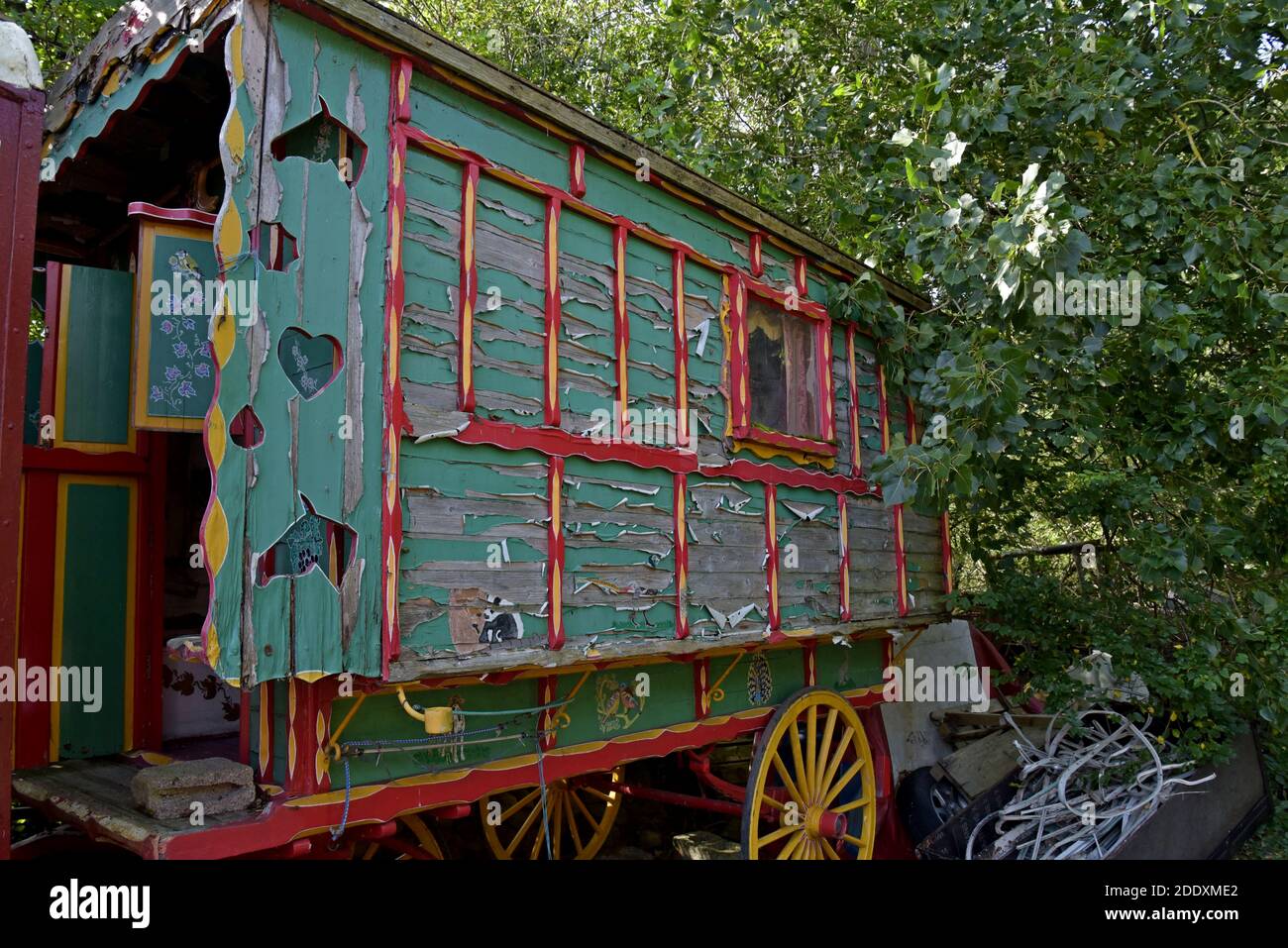 Ein ehemaliger Zigeunerwagen, der auf einer Farm in Cumbria geparkt wurde, mit abblätternder Lackierung Stockfoto