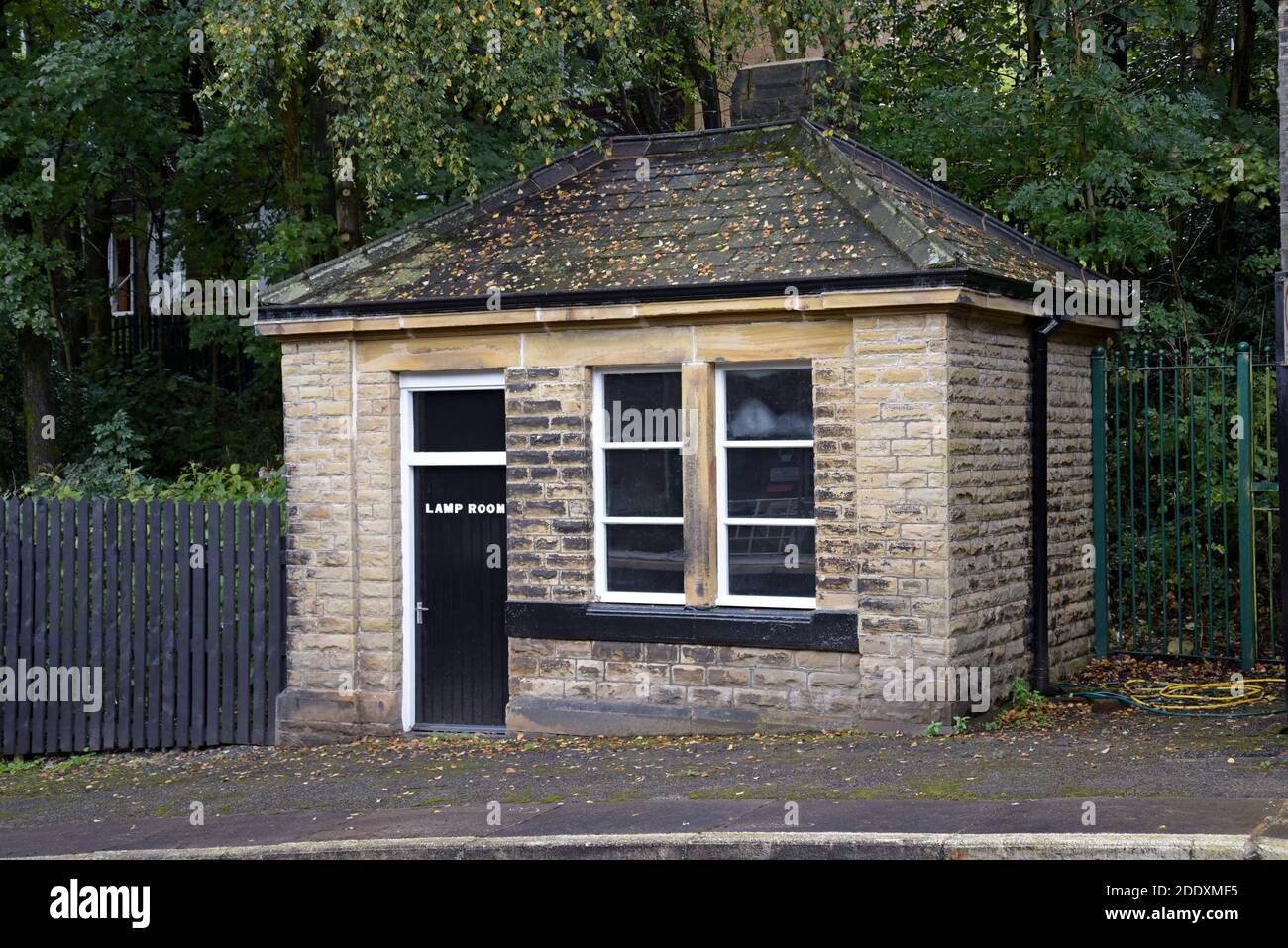 Das original viktorianische Lampengebäude am Ende des Bahnsteigs am Bahnhof Hebden Bridge, Yorkshire, Großbritannien Stockfoto