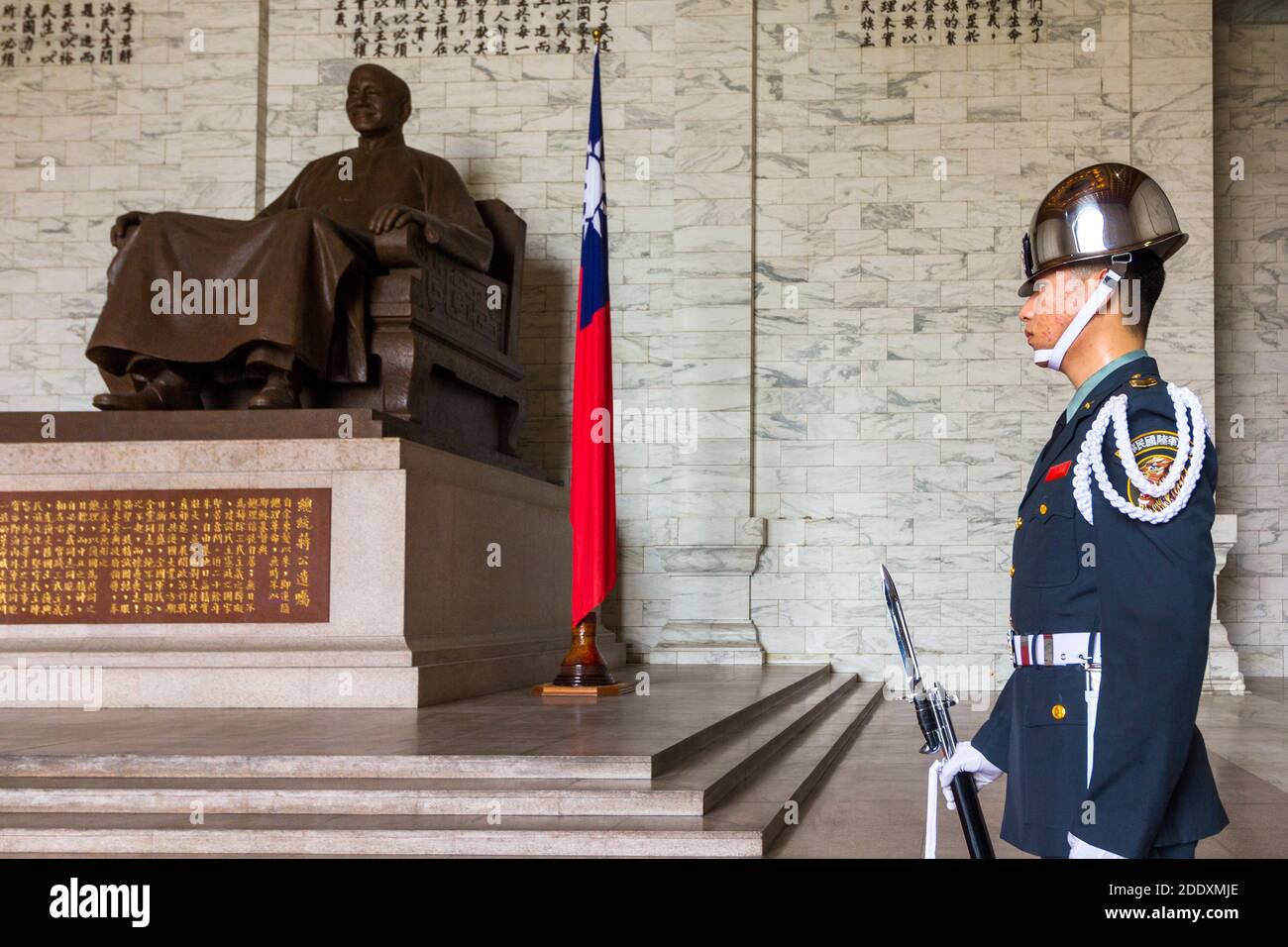 Wache in der Chiang Kai Shek Memorial Hall in Taipei, Taiwan Stockfoto