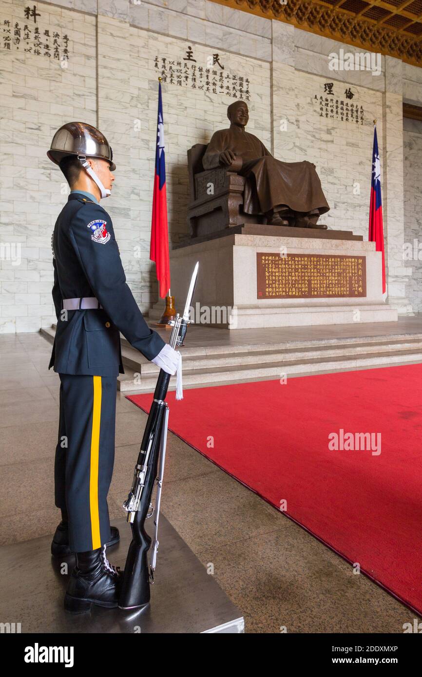 Wache in der Chiang Kai Shek Memorial Hall in Taipei, Taiwan Stockfoto