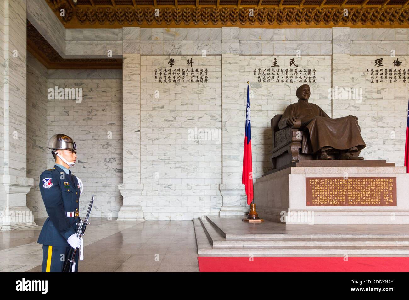 Wache in der Chiang Kai Shek Memorial Hall in Taipei, Taiwan Stockfoto