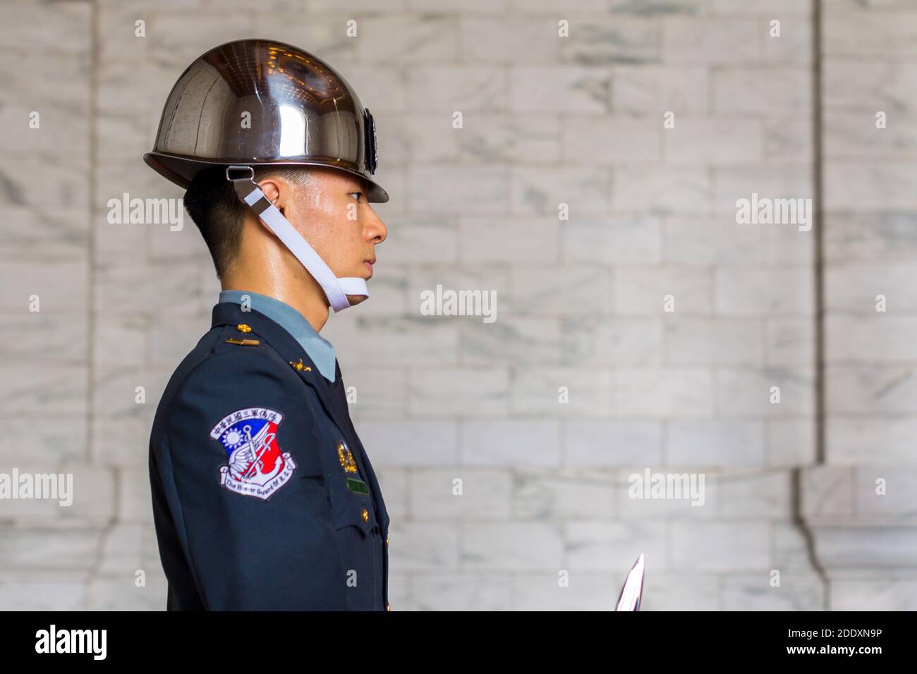 Wache in der Chiang Kai Shek Memorial Hall in Taipei, Taiwan Stockfoto
