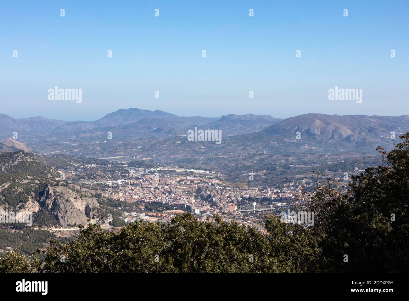 Panoramablick auf die Stadt Alcoy aus der Natur parken Stockfoto