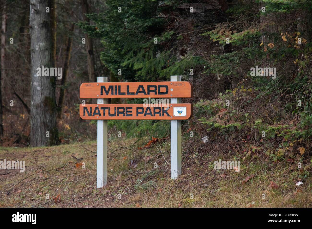 Courtenay, Kanada - November 21,2020: Blick auf das Schild Millard Nature Park in Courtenay Stockfoto