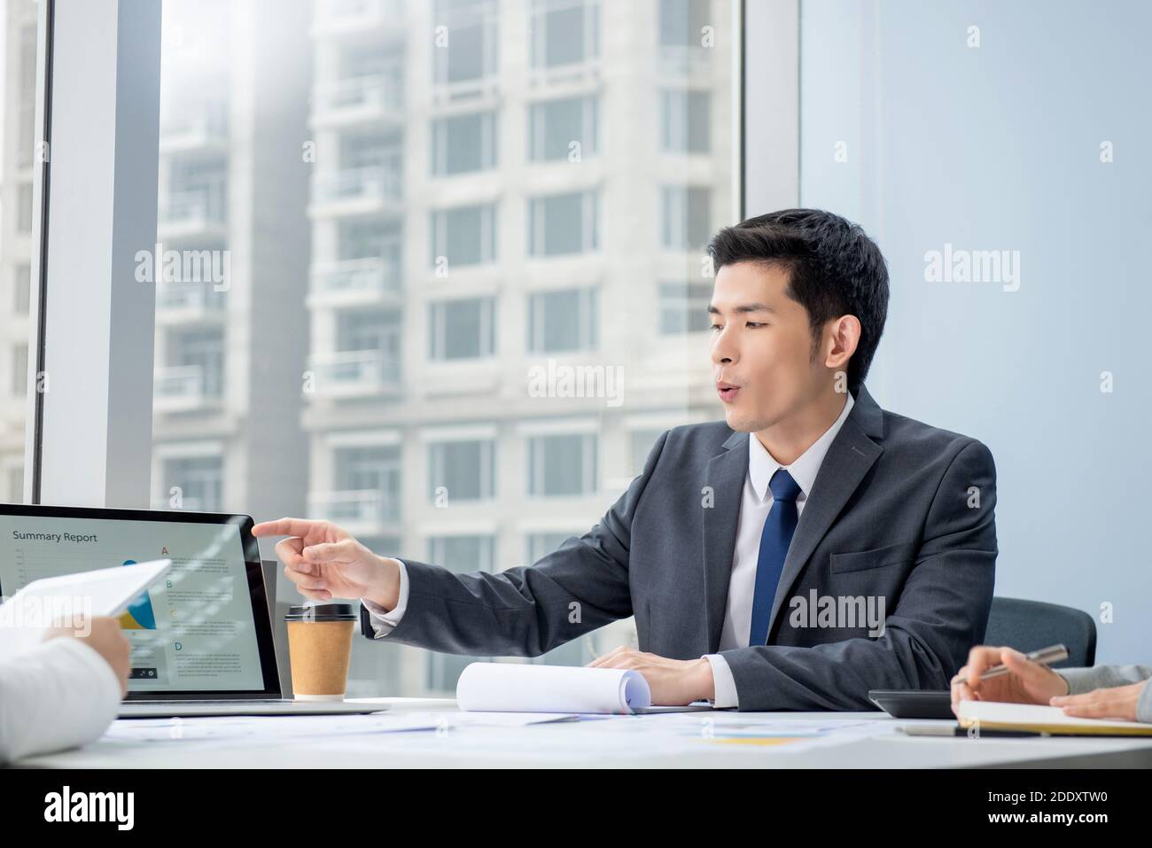 Asian Geschäftsmann diskutieren Projekt mit Client auf Laptop-Computer bei Die Besprechung im Büro Stockfoto