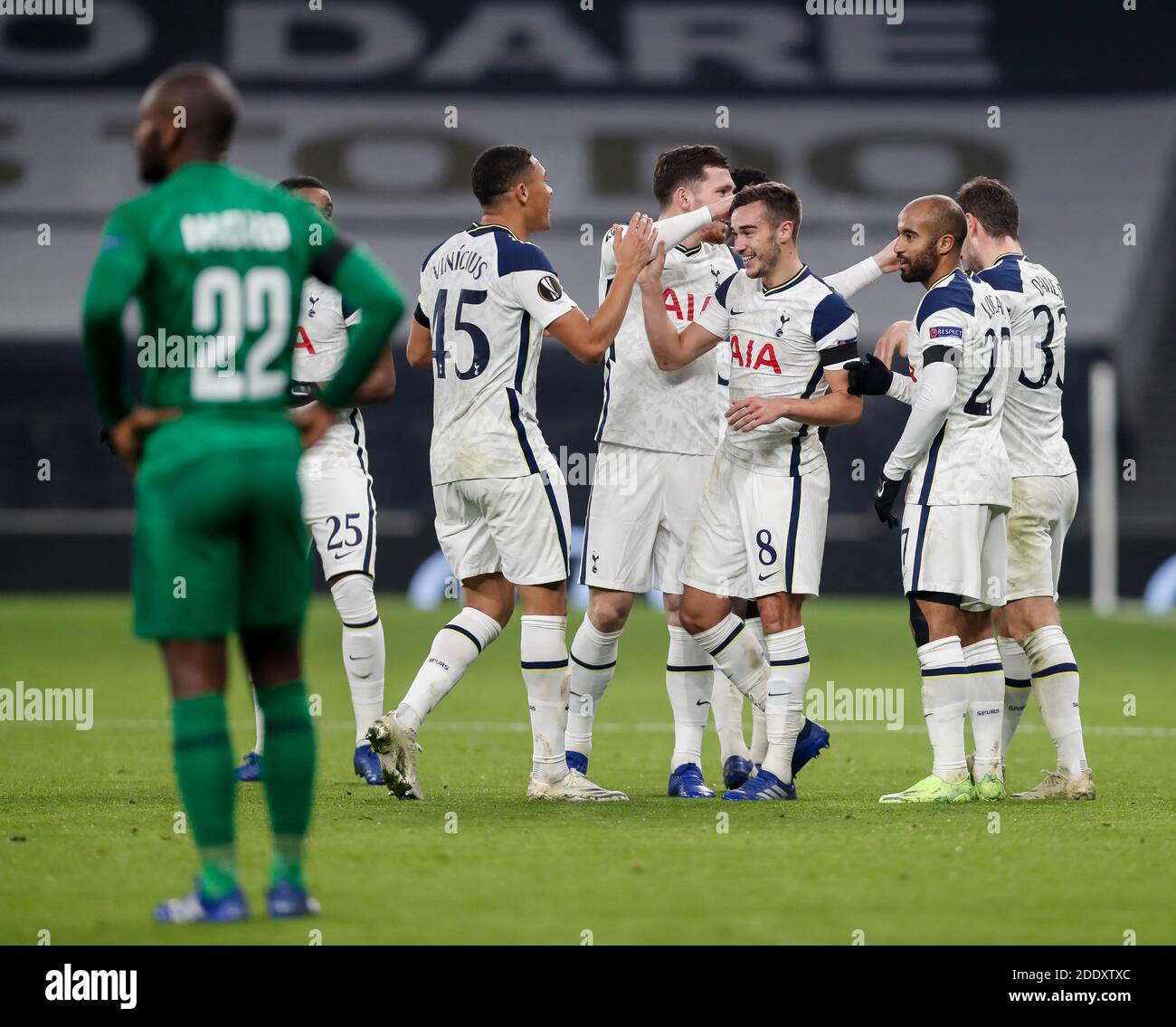 London, Großbritannien. November 2020. Tottenham Hotspur's Harry Winks (3. R) feiert nach dem Treffer beim UEFA Europa League Group J Spiel zwischen Tottenham Hotspur und Ludogorets Razgrad in London, Großbritannien, am 26. November 2020. Quelle: Han Yan/Xinhua/Alamy Live News Stockfoto