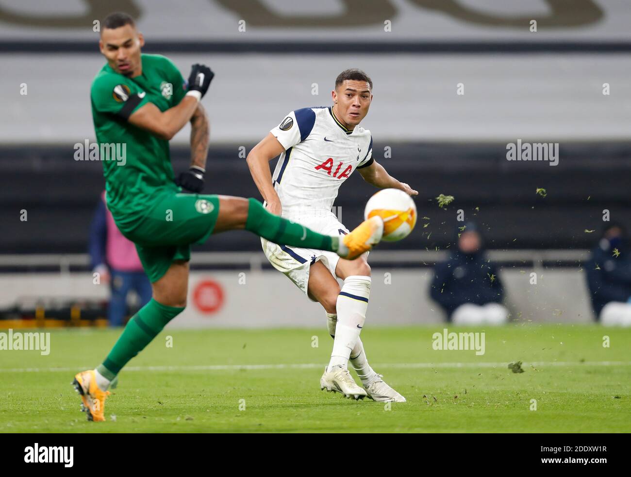 London, Großbritannien. November 2020. Carlos Vinicius von Tottenham Hotspur schießt beim UEFA Europa League Group J Spiel zwischen Tottenham Hotspur und Ludogorets Razgrad am 26. November 2020 in London, Großbritannien, an Ludogorets Razgrads Dragos Grigore vorbei. Quelle: Han Yan/Xinhua/Alamy Live News Stockfoto