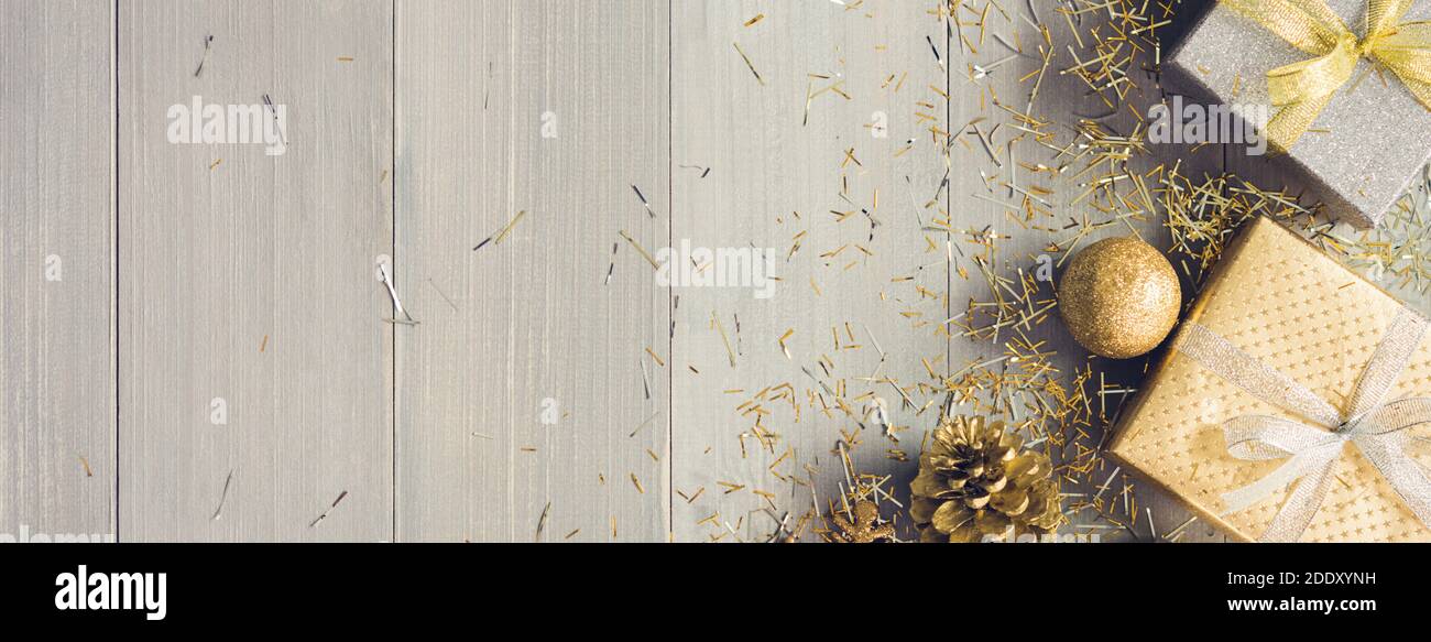 Draufsicht auf Weihnachten Geschenk-Boxen mit Bändern gebunden und Gold Dekoration Artikel neben Kopie Raum in Holz Banner Hintergrund Stockfoto