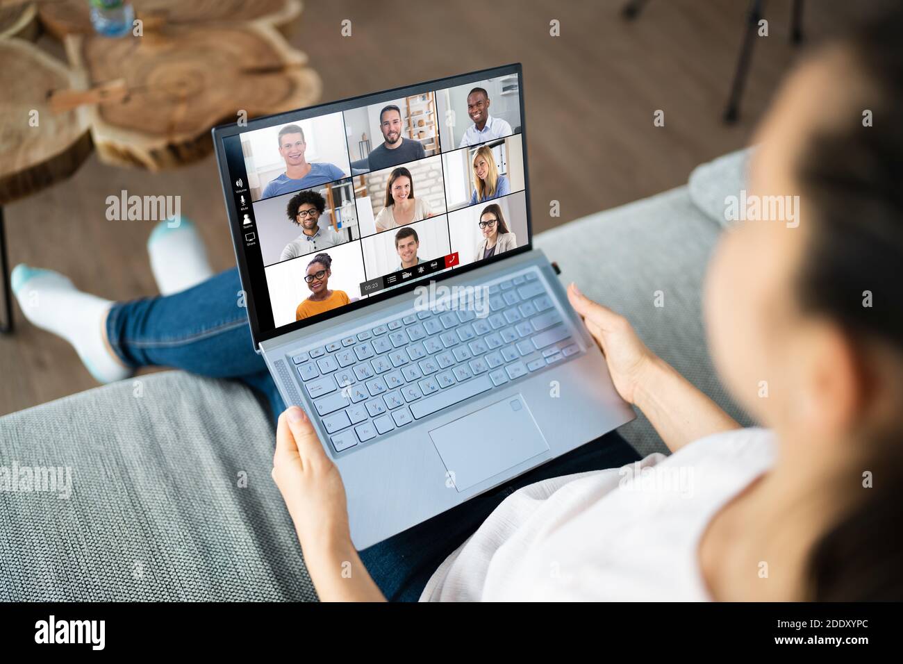 Webinar Zur Live-E-Learning-Videokonferenz Auf Einem Laptop Stockfoto