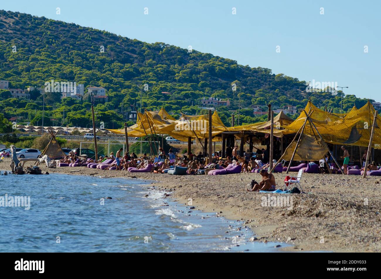 Gesamtansicht von Palaia Fochaia an der Athenäischen Riviera in Attica Griechenland. Menschen entspannen am Strand - Foto: Geopix Stockfoto