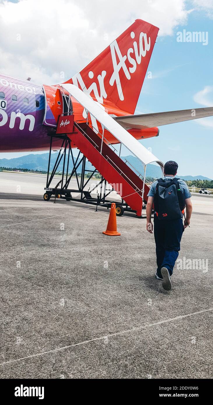 Passagier zu Fuß zu einem Air Asia Flugzeug in Kuala Lumpur Lokaler Flug vom Flughafen KLA2 Stockfoto