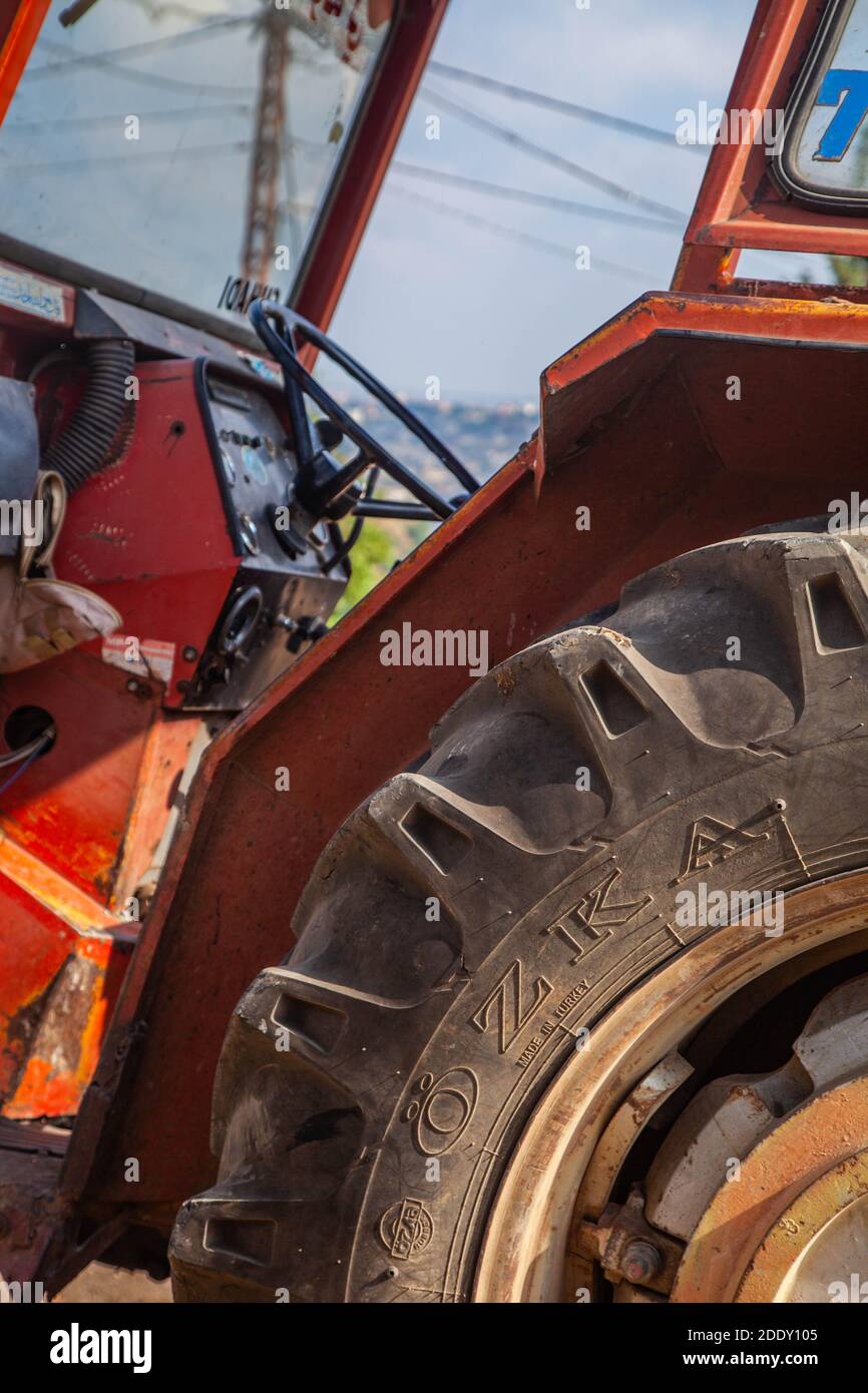 Nahaufnahme der Fahrzeugseite des landwirtschaftlichen Traktors Stockfoto