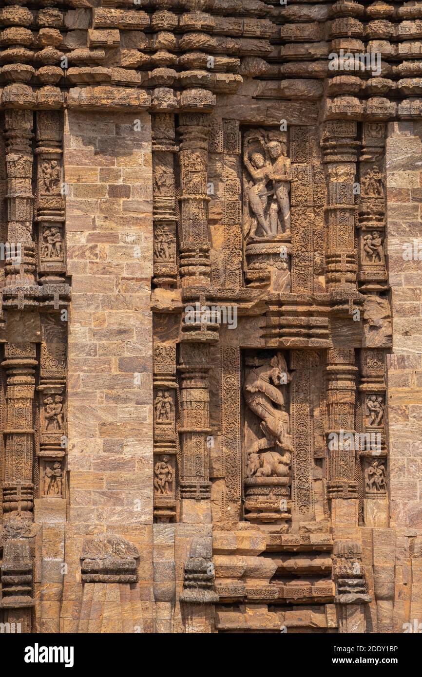 Konark 9, April 2014, Wandtafel mit erotischen Steinskulpturen des Hindu-Sonnentempels, 13. Jahrhundert UNESCO-Weltkulturerbe in Odisha, Indien, Asien. Stockfoto